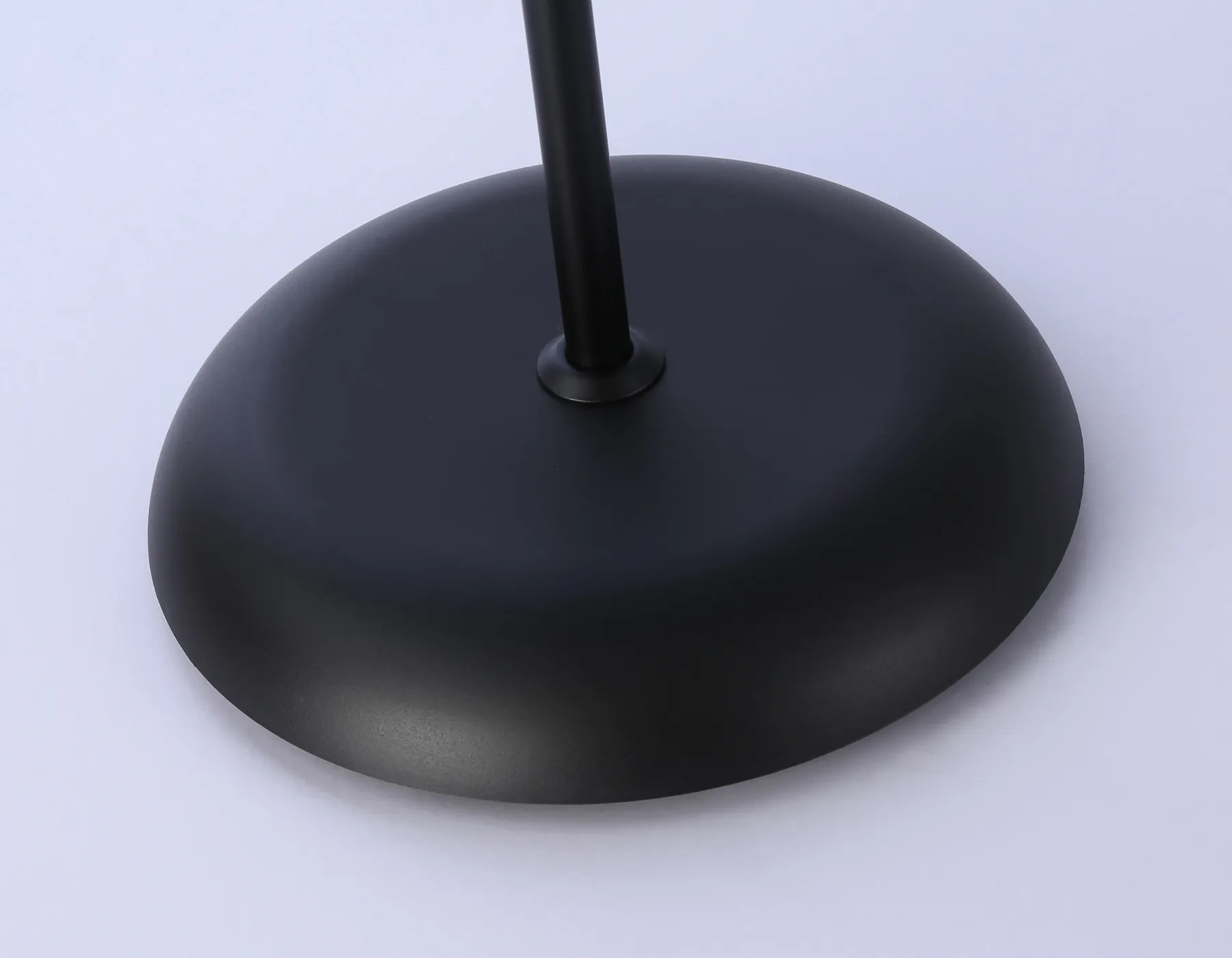 картинка Светильник напольный с выключателем на проводе