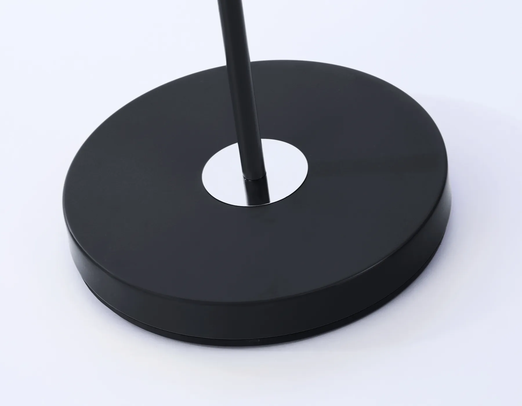 картинка Светильник напольный с выключателем на проводе