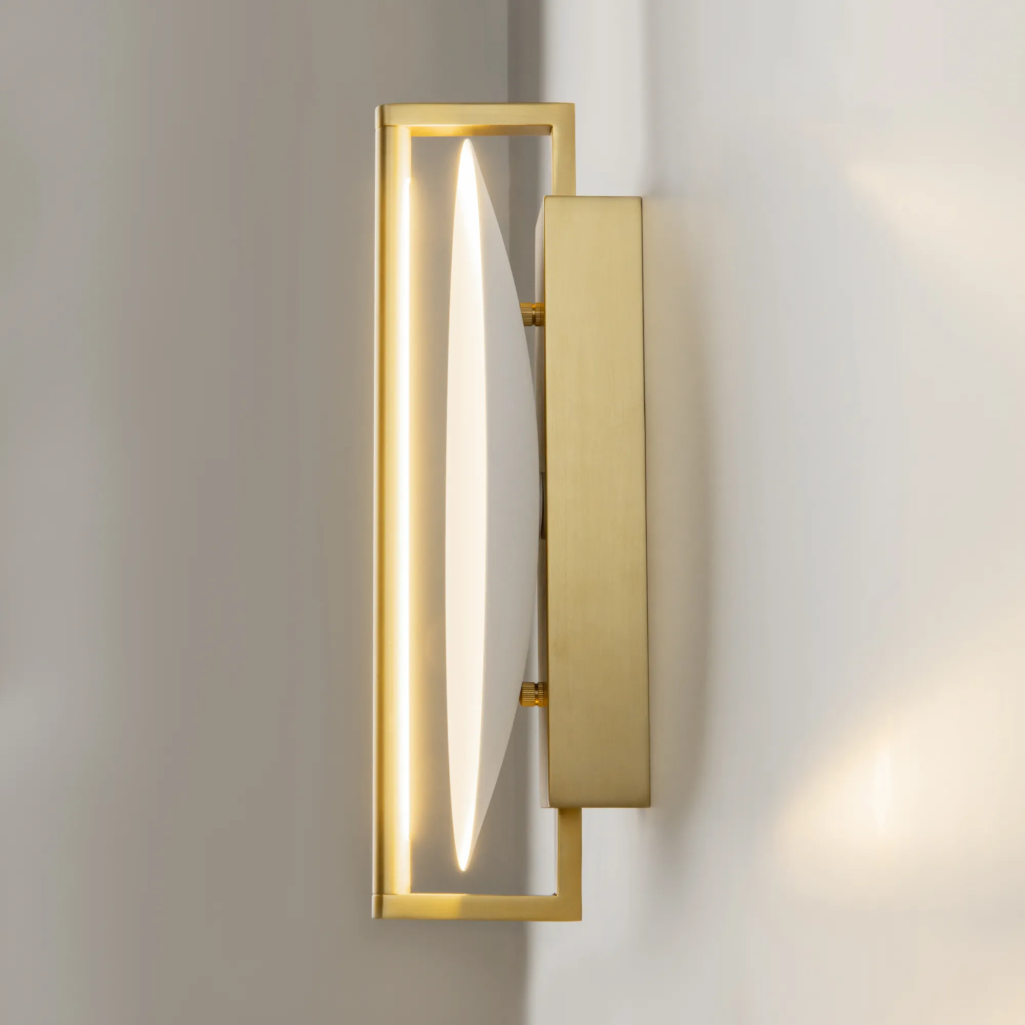 картинка Настенный светильник (бра) Maytoni MOD279WL-L14G3K