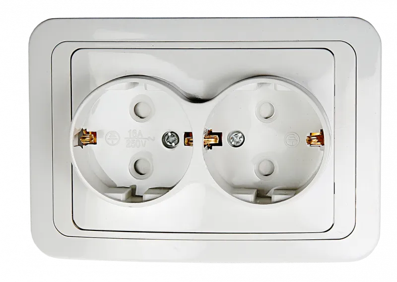 картинка Розетка двойная с заземлением со шторкой CLASSICO белая 2128x IN HOME