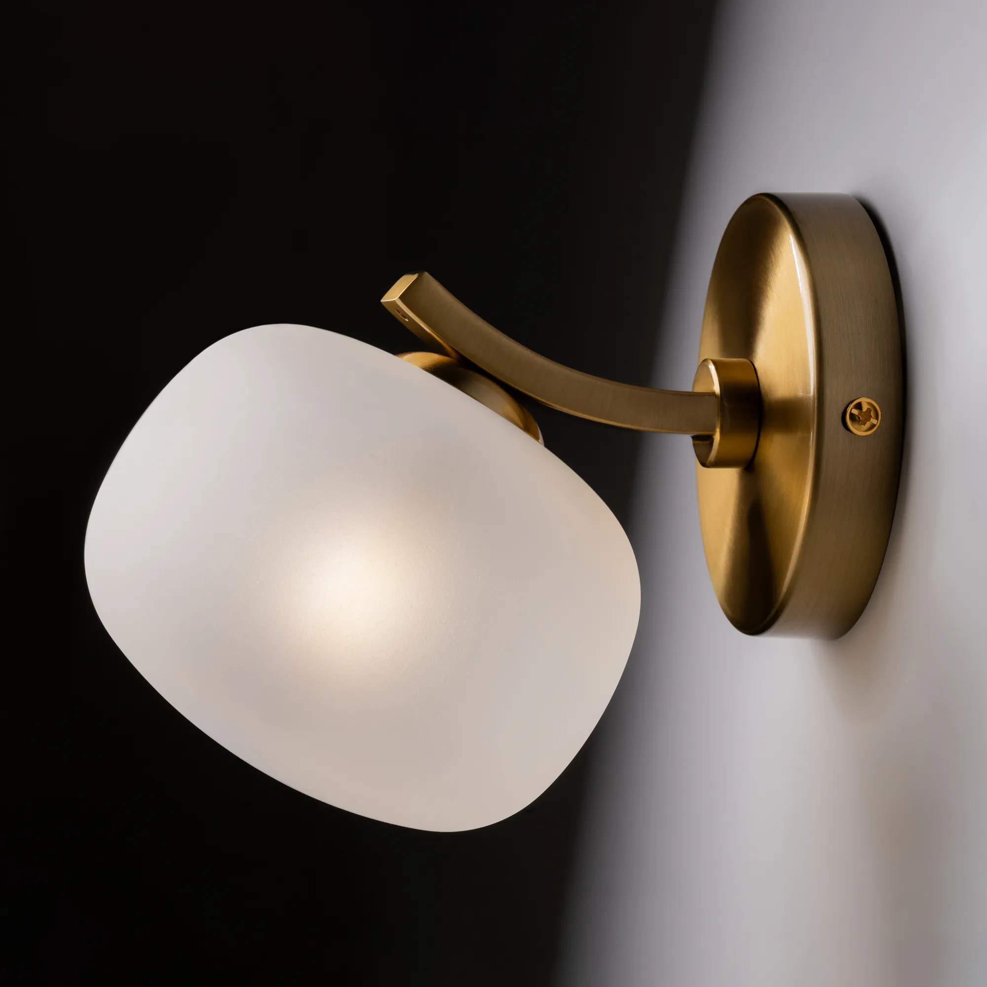 картинка Настенный светильник (бра) Freya FR5444WL-01BS