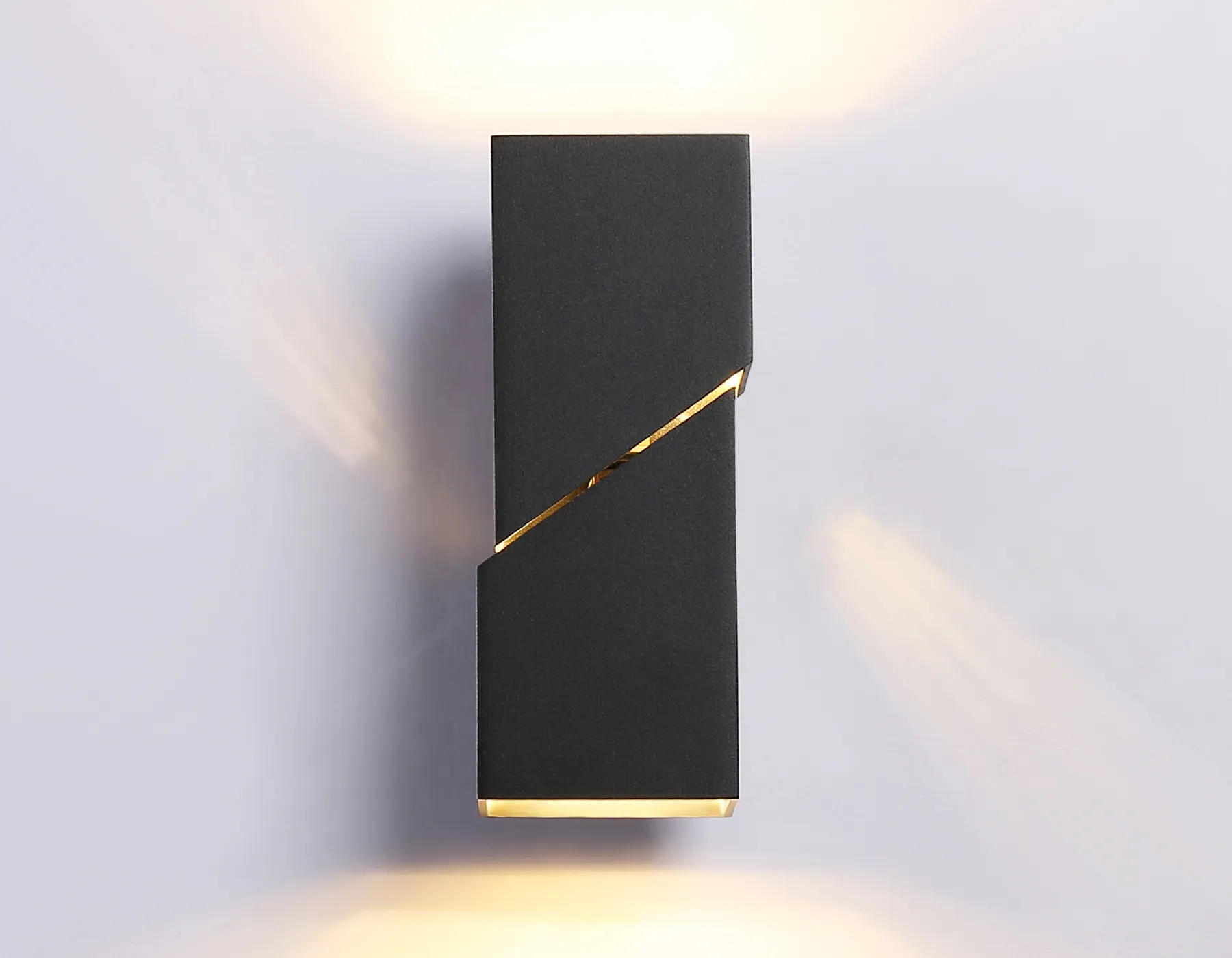 картинка Настенный светильник со сменной лампой FW2475