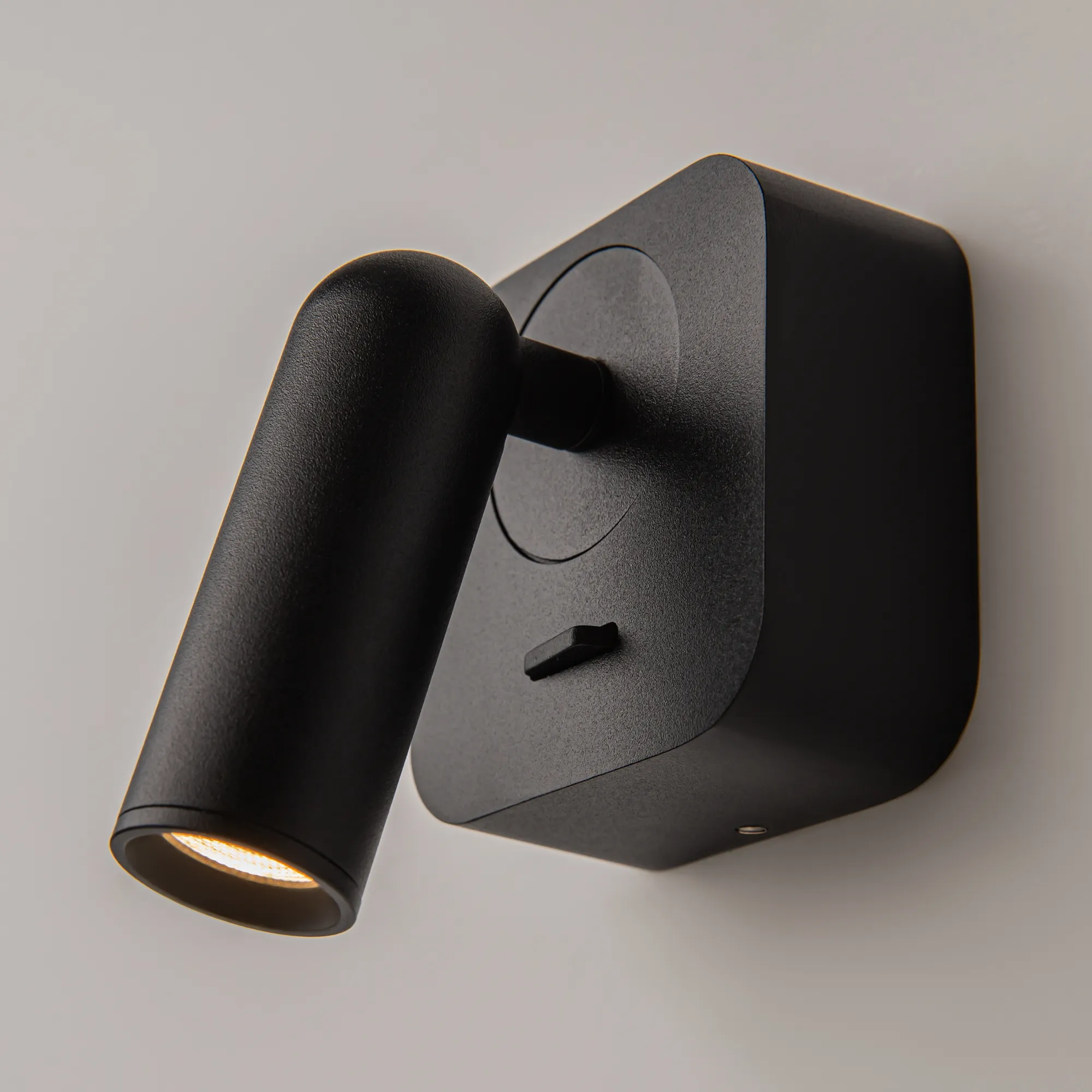 картинка Настенный светильник (бра) Technical C039WL-L3B3K