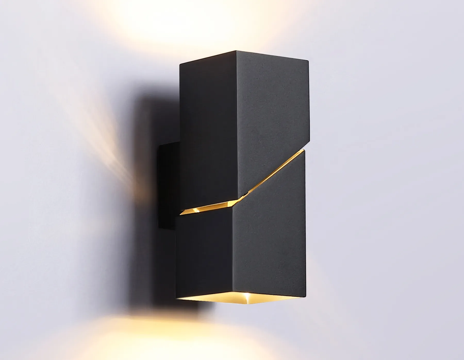 картинка Настенный светильник со сменной лампой FW2475