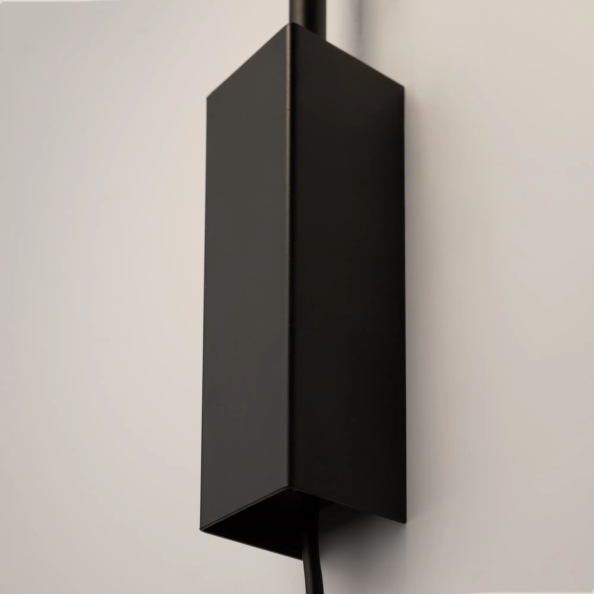 картинка Настенный светильник (бра) Maytoni MOD126WL-01B