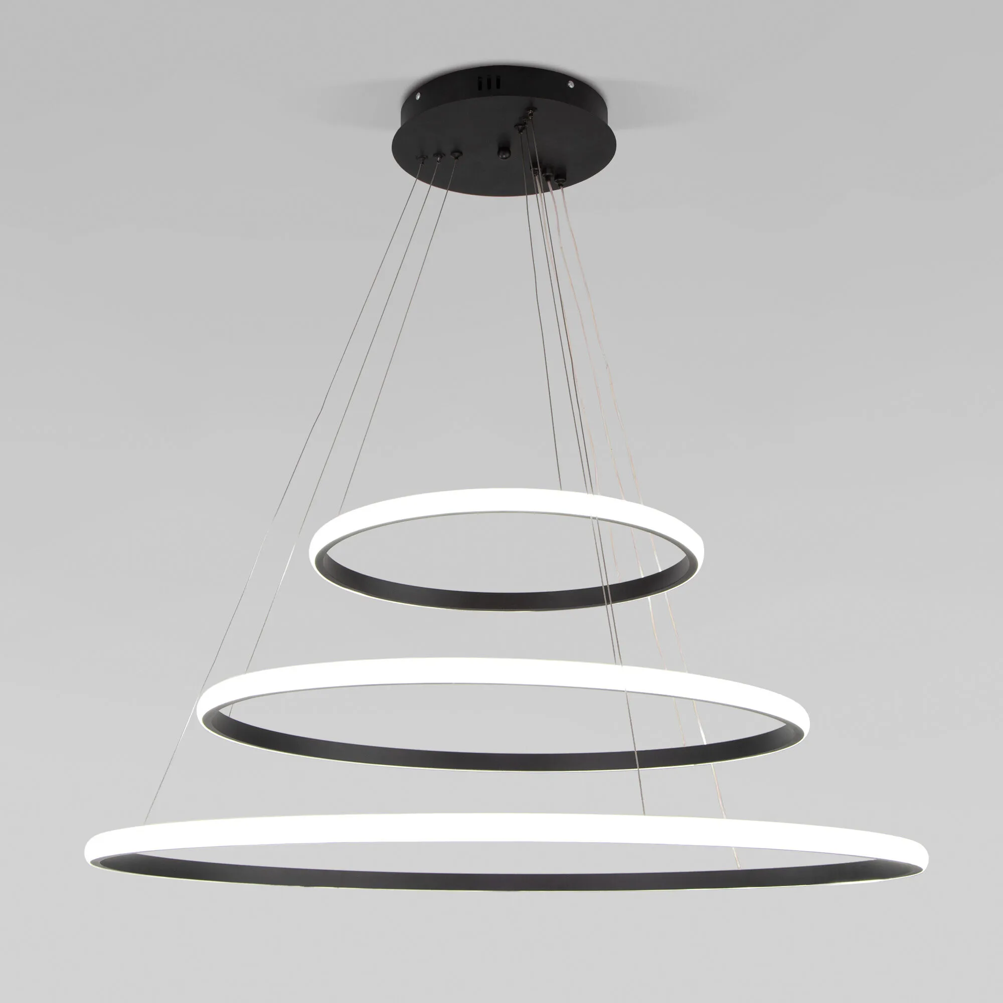 картинка Подвесной светодиодный светильник с пультом управления 90264/3 черный