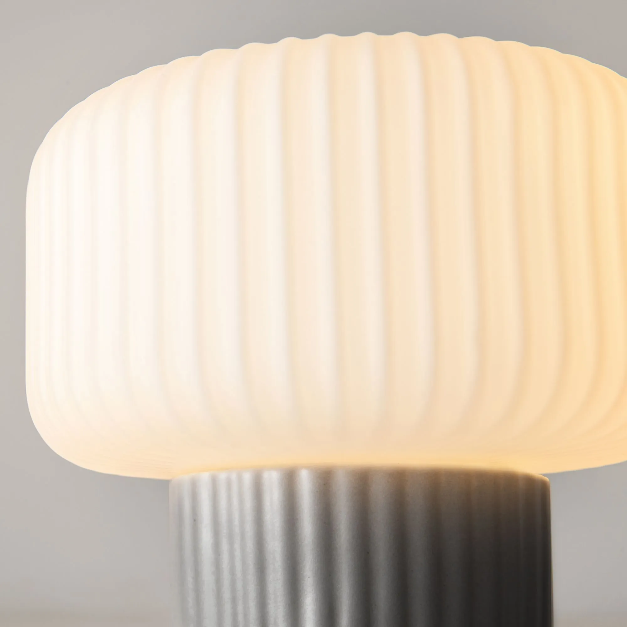 картинка Настольный светильник Maytoni MOD404TL-01GR