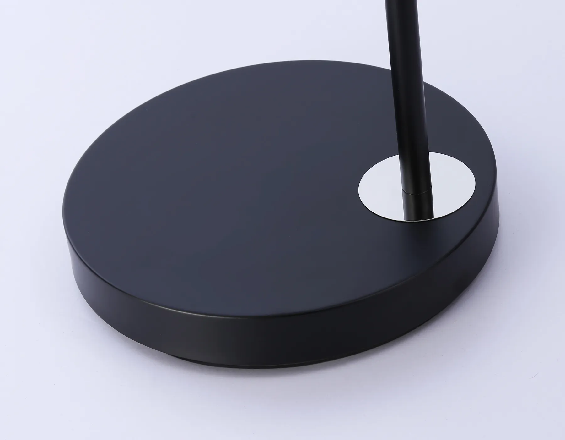 картинка Светильник напольный с выключателем на проводе