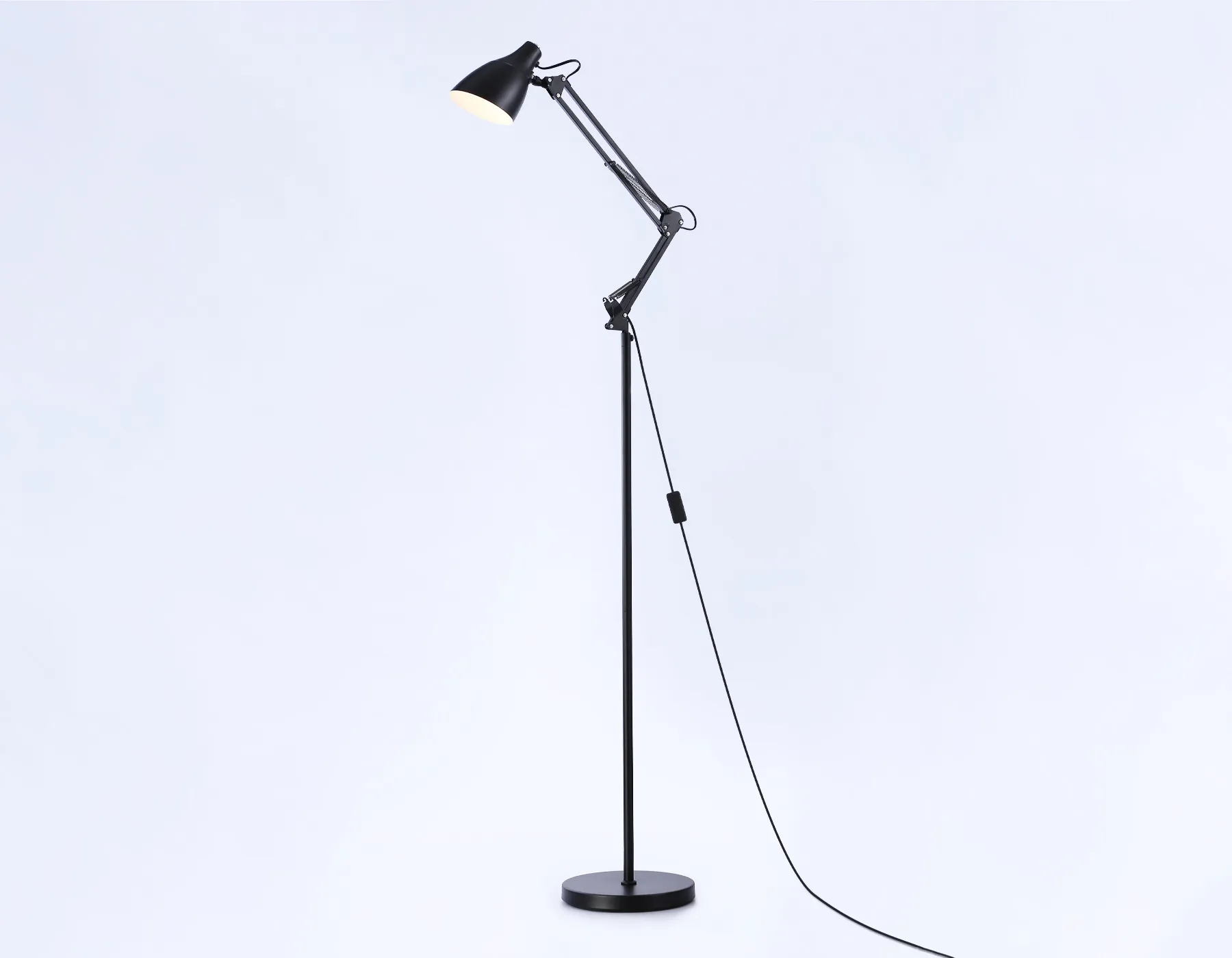 картинка Светильник напольный с выключателем на проводе