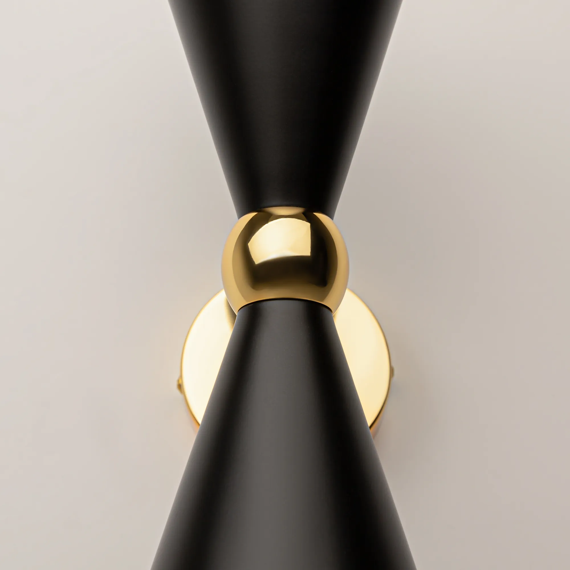 картинка Настенный светильник (бра) Maytoni MOD108WL-02GB