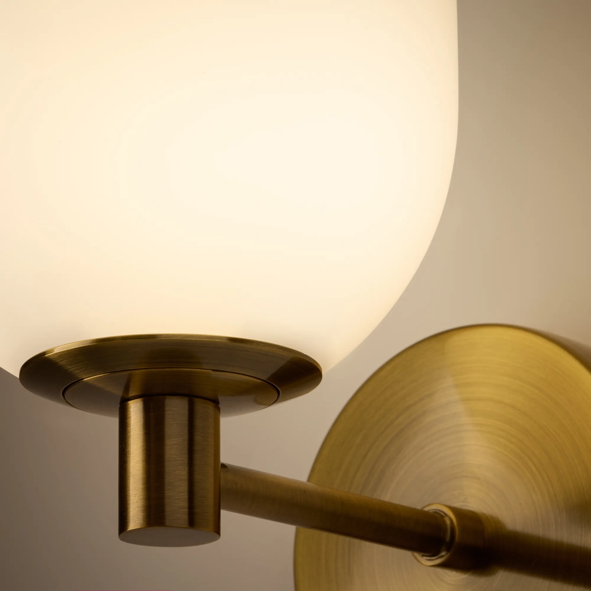 картинка Настенный светильник (бра) Freya FR1012WL-01BS