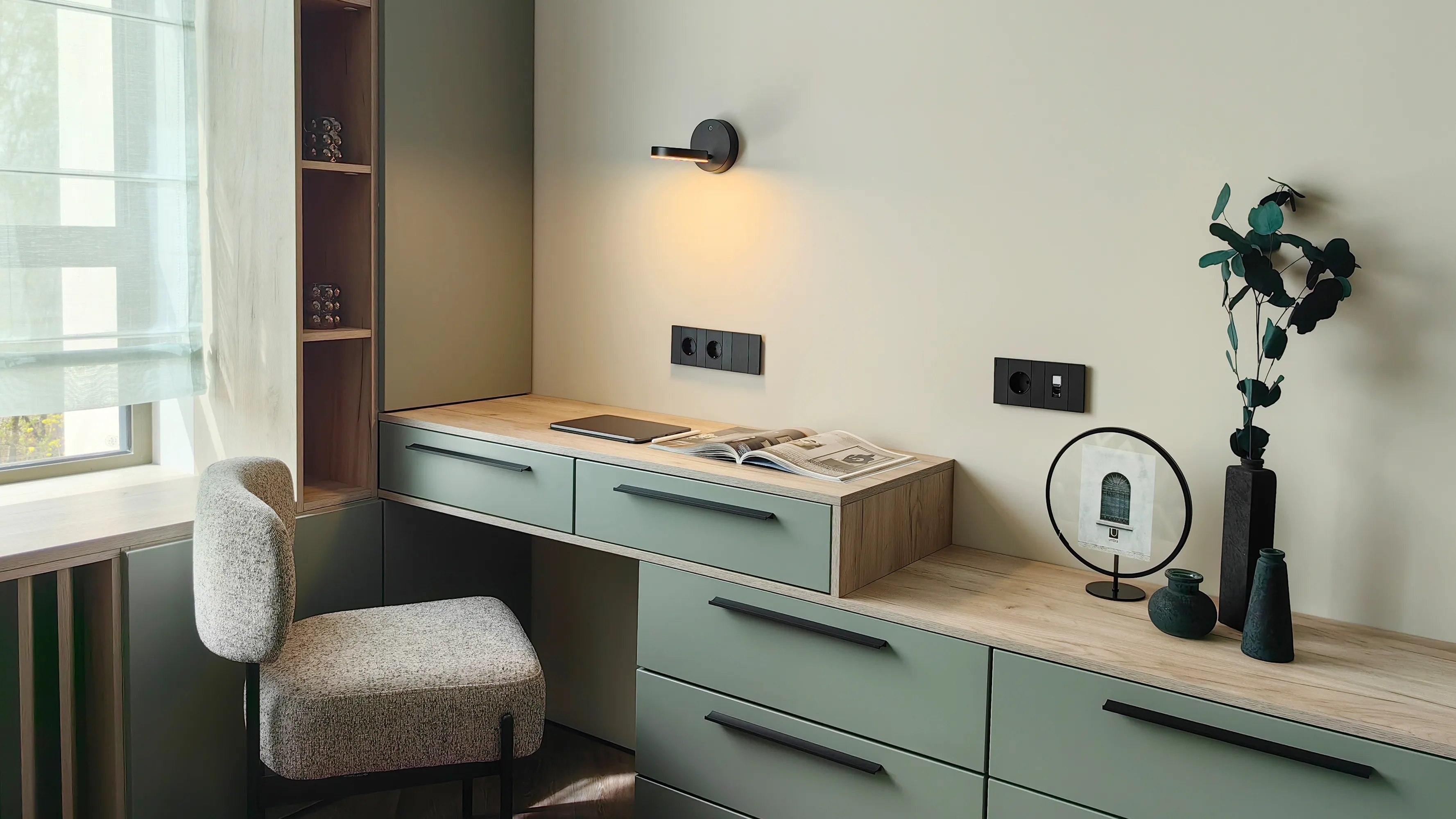 картинка Настенный светильник (бра) Maytoni MOD070WL-L8B3K