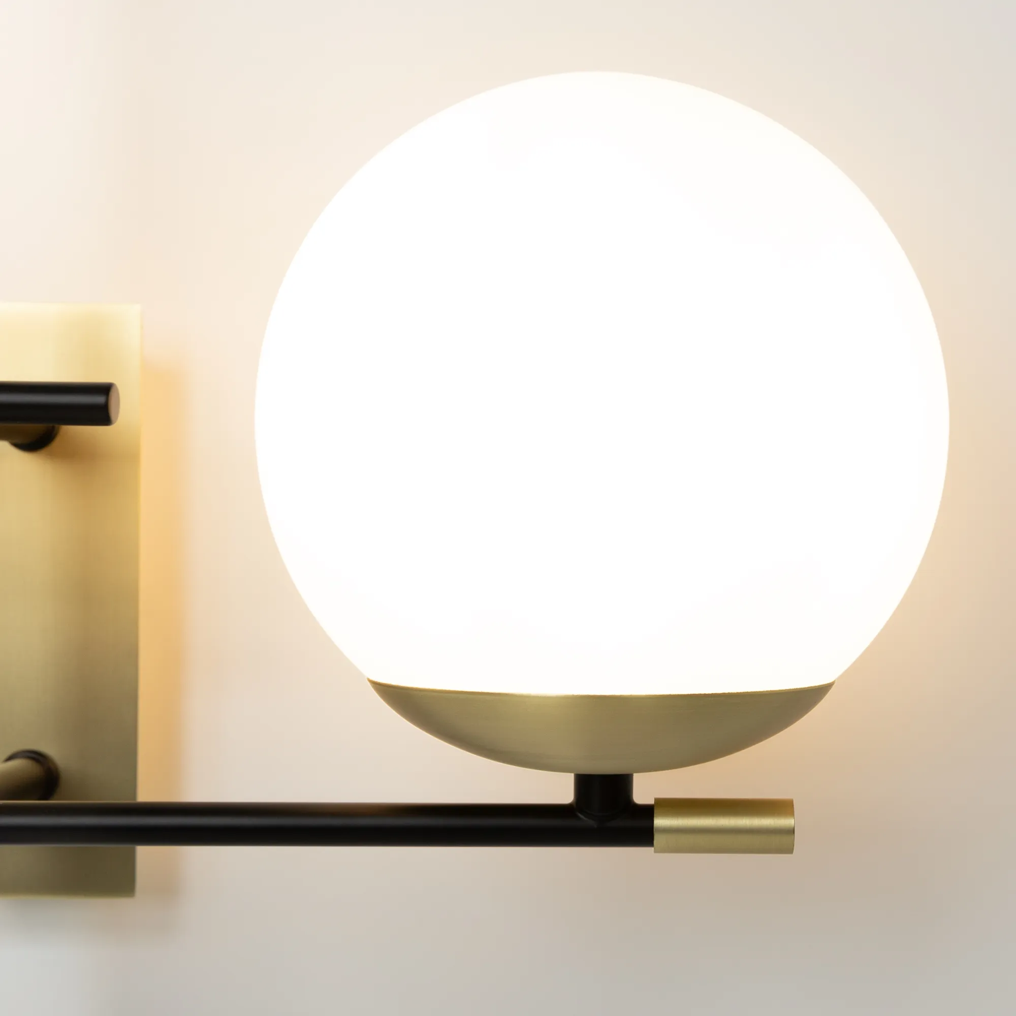 картинка Настенный светильник (бра) Maytoni MOD048WL-02G