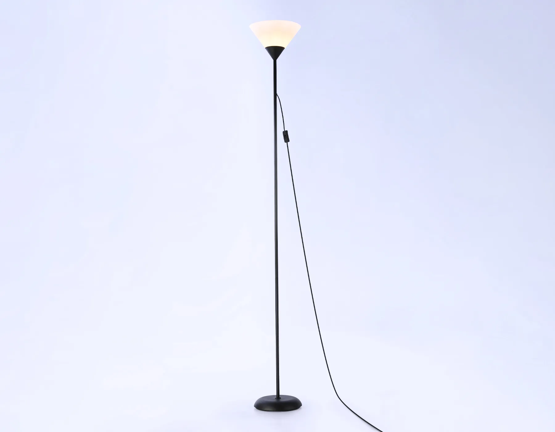 картинка Светильник напольный с выключателем на проводе