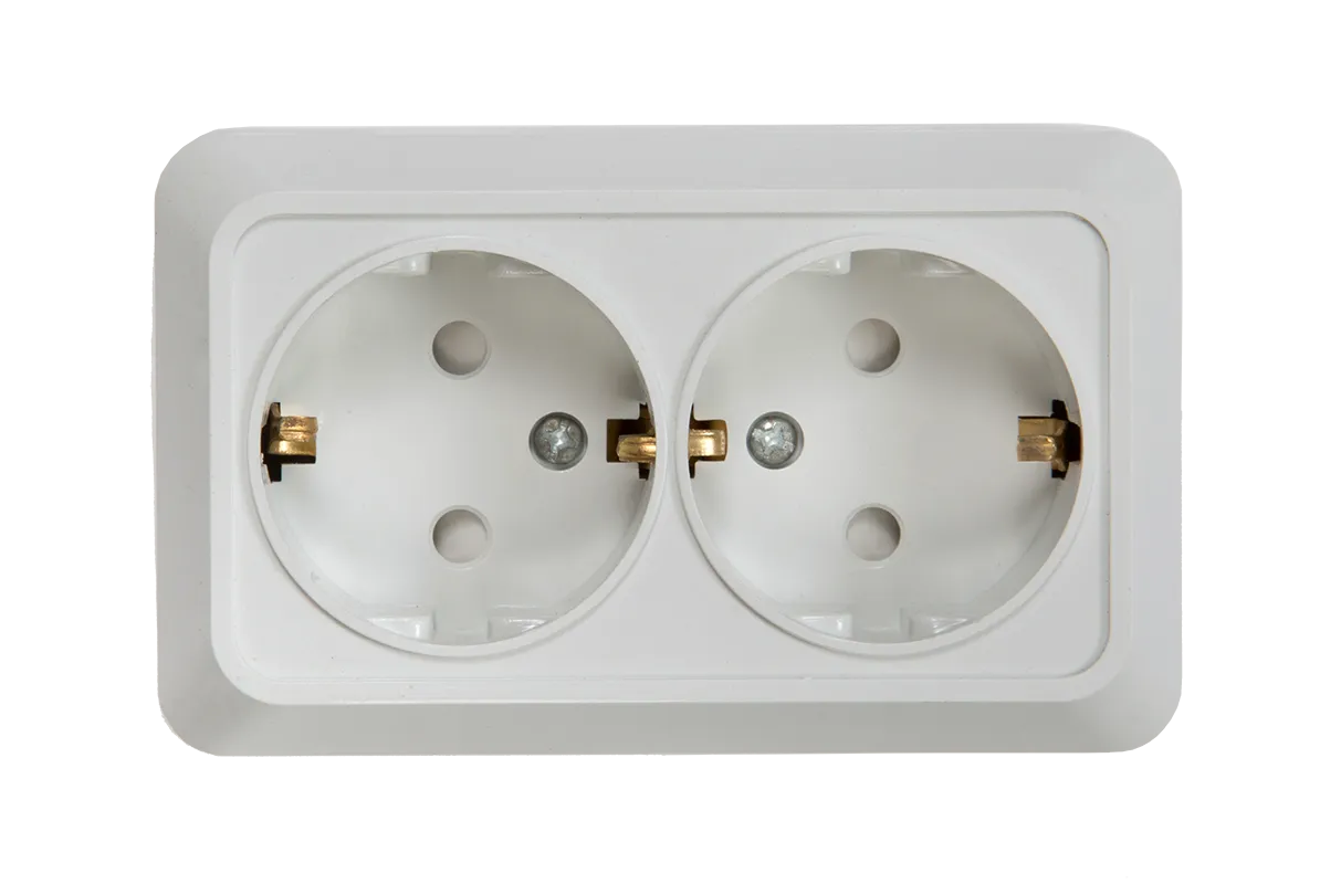 картинка Розетка двойная с заземлением со шторкой BOLLETO белая накладная 7128х IN HOME
