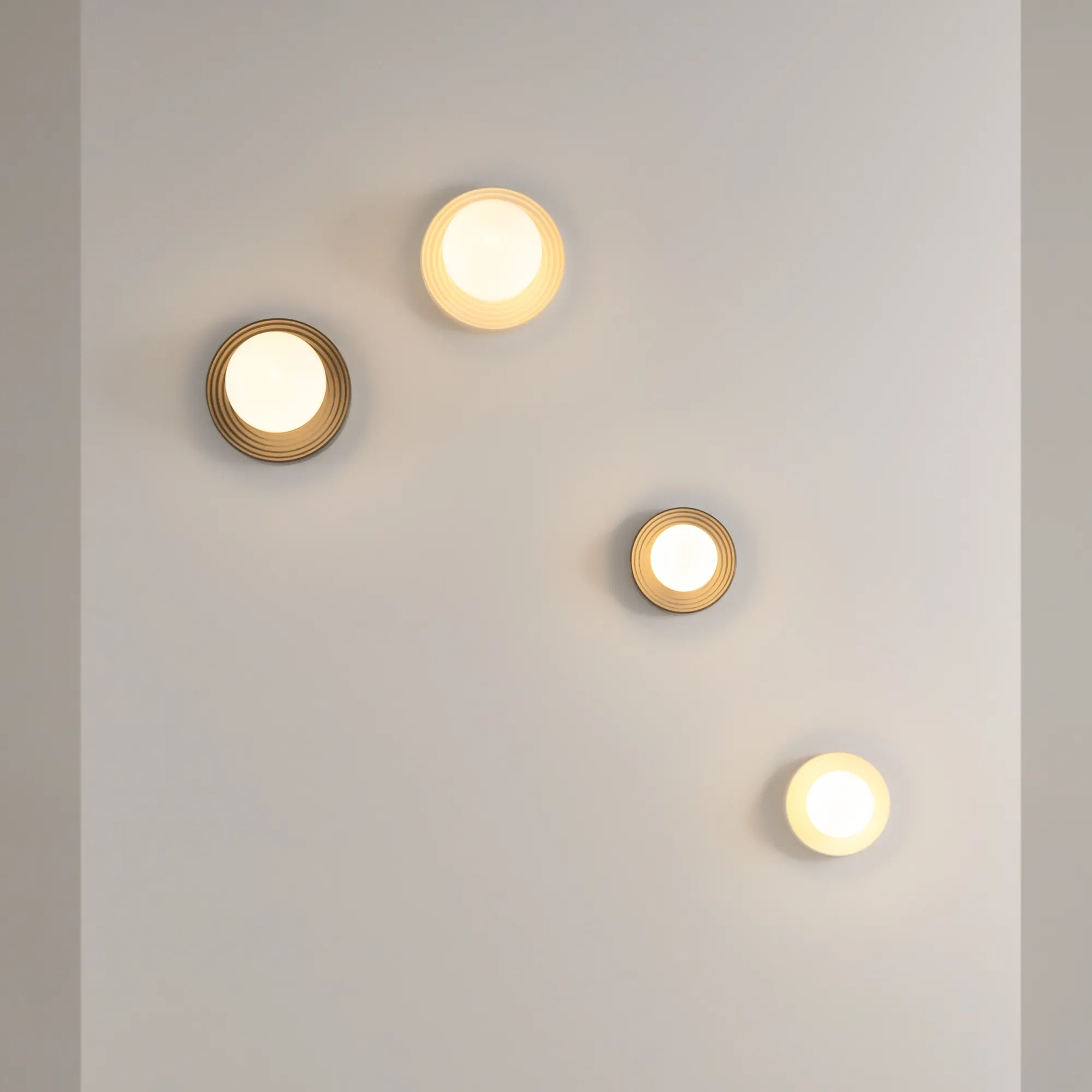 картинка Настенный светильник (бра) Maytoni MOD403WL-01GR1