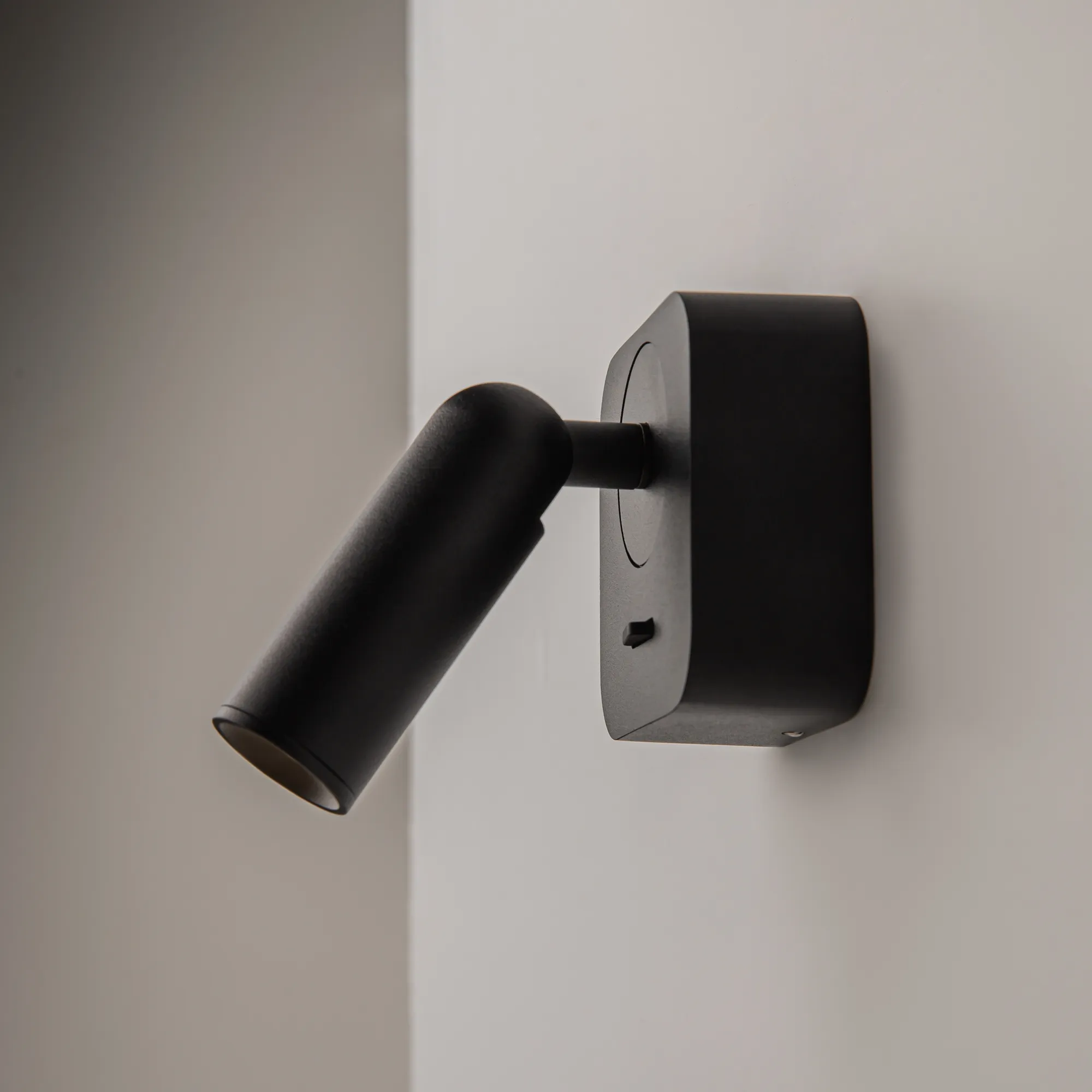 картинка Настенный светильник (бра) Technical C039WL-L3B3K