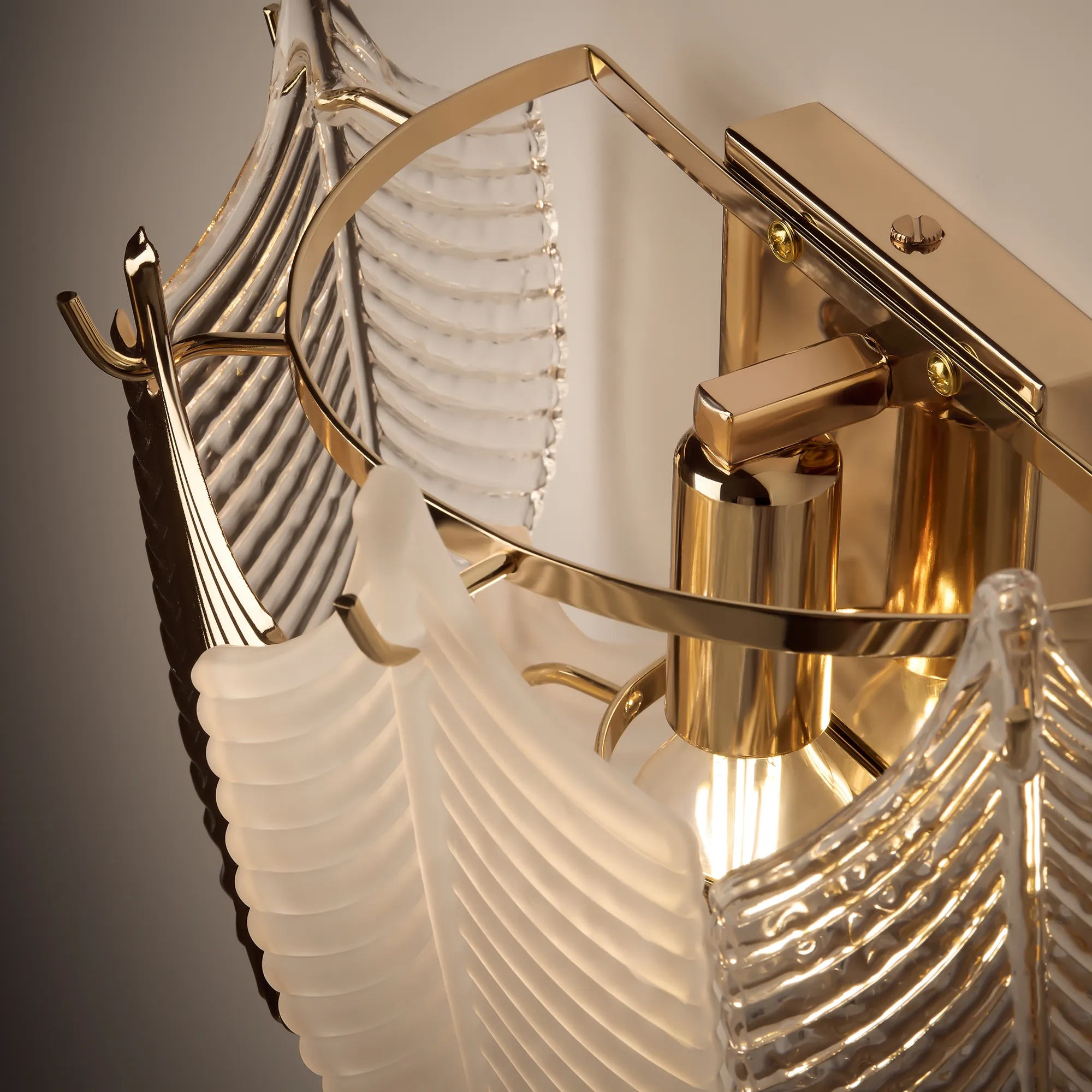 картинка Настенный светильник (бра) Freya FR5143WL-01G