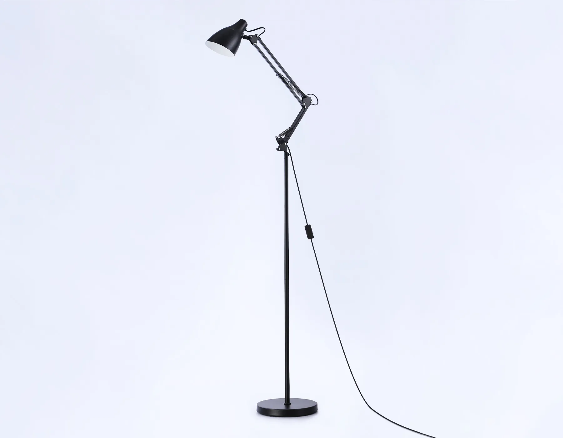 картинка Светильник напольный с выключателем на проводе