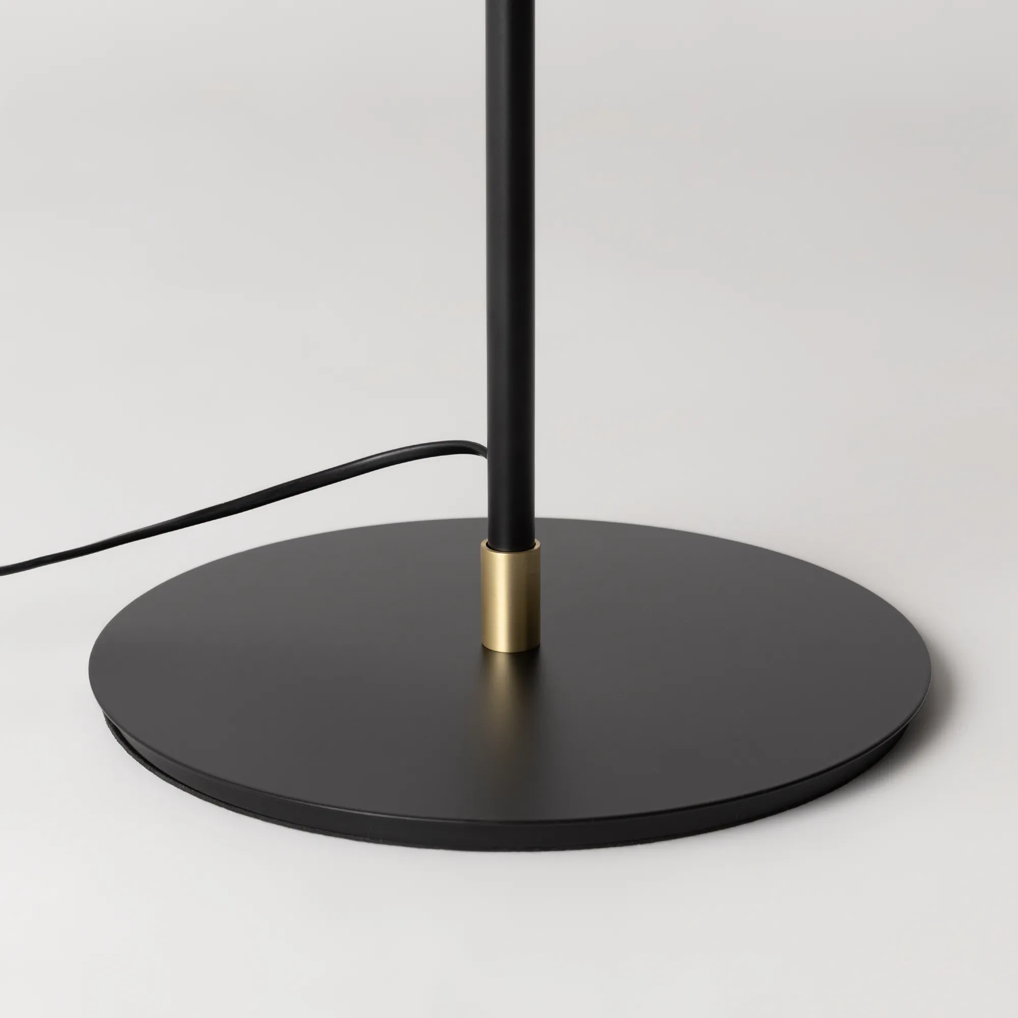 картинка Напольный светильник (торшер) Maytoni MOD048FL-03G