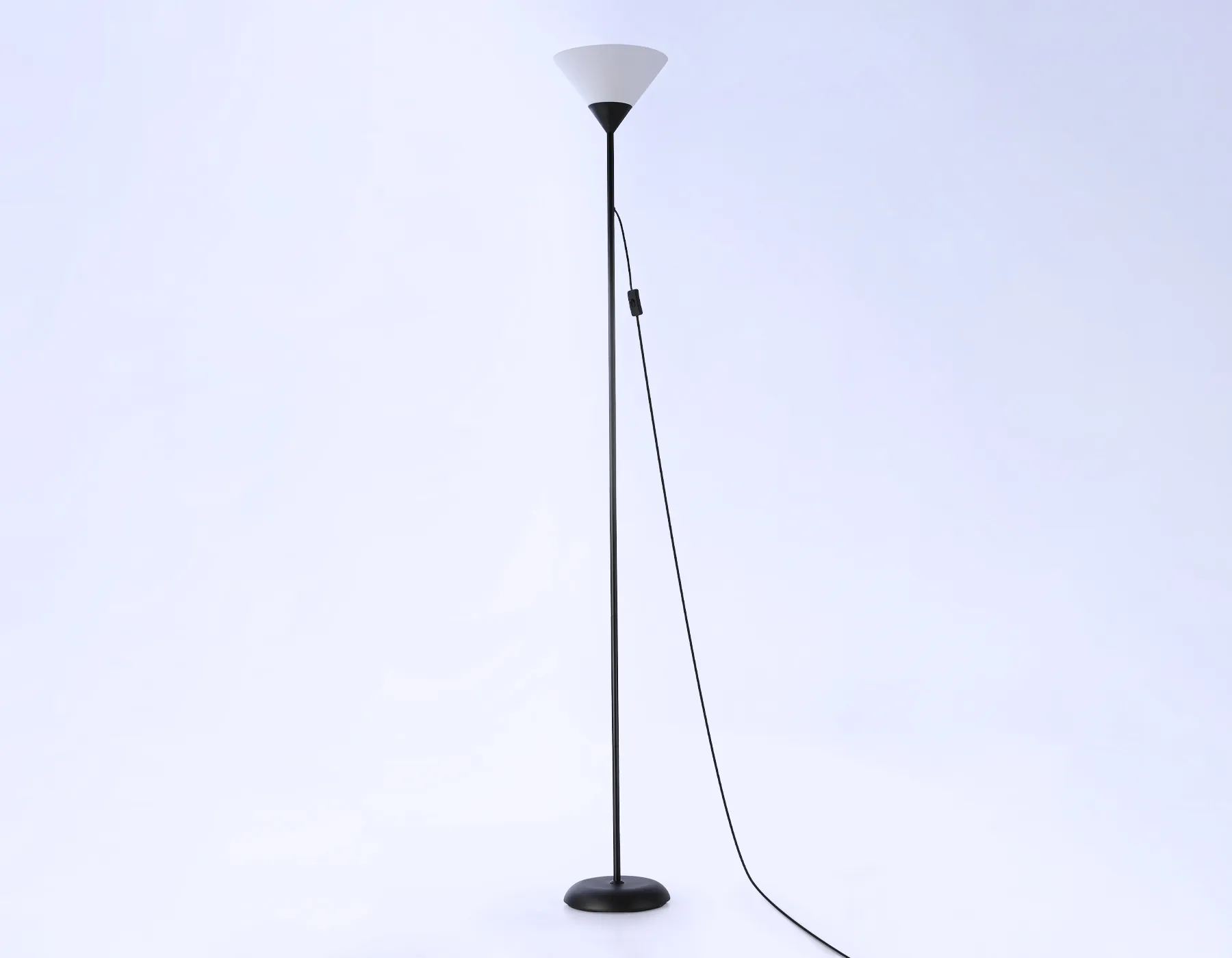 картинка Светильник напольный с выключателем на проводе