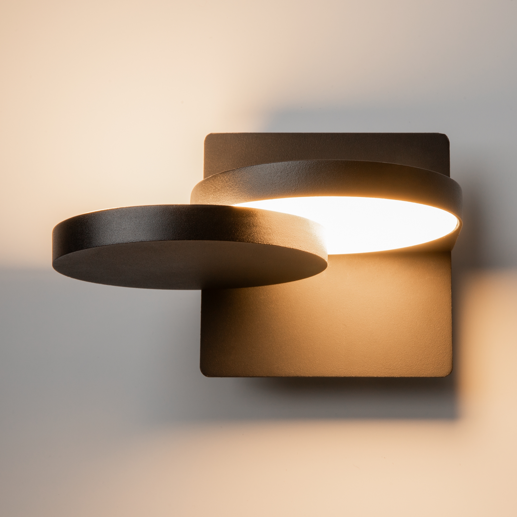 картинка Настенный светильник (бра) Maytoni MOD354WL-L12B3K