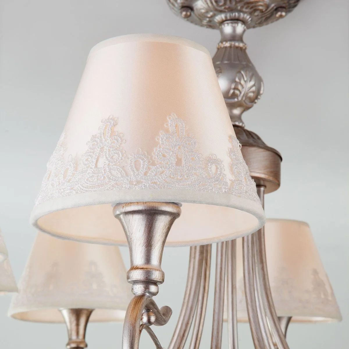 картинка Классическая люстра с абажурами 60069/8 серебро