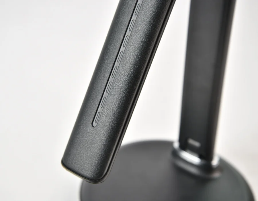 картинка Светодиодная настольная лампа с беспроводной зарядкой DE521