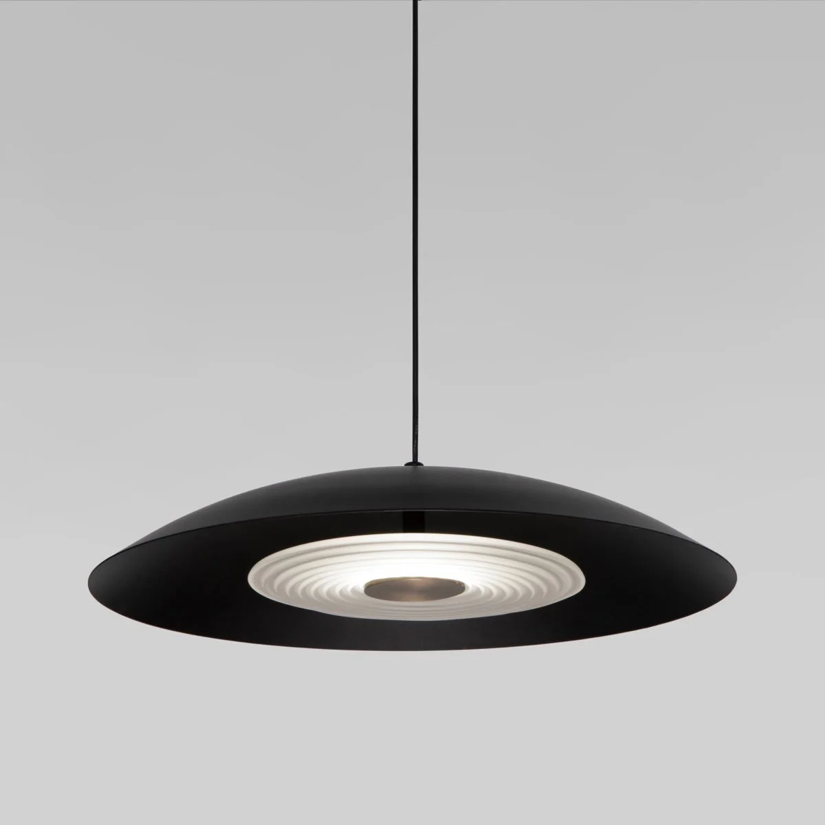 картинка Подвесной светильник с металлическим плафоном 90328/1 черный