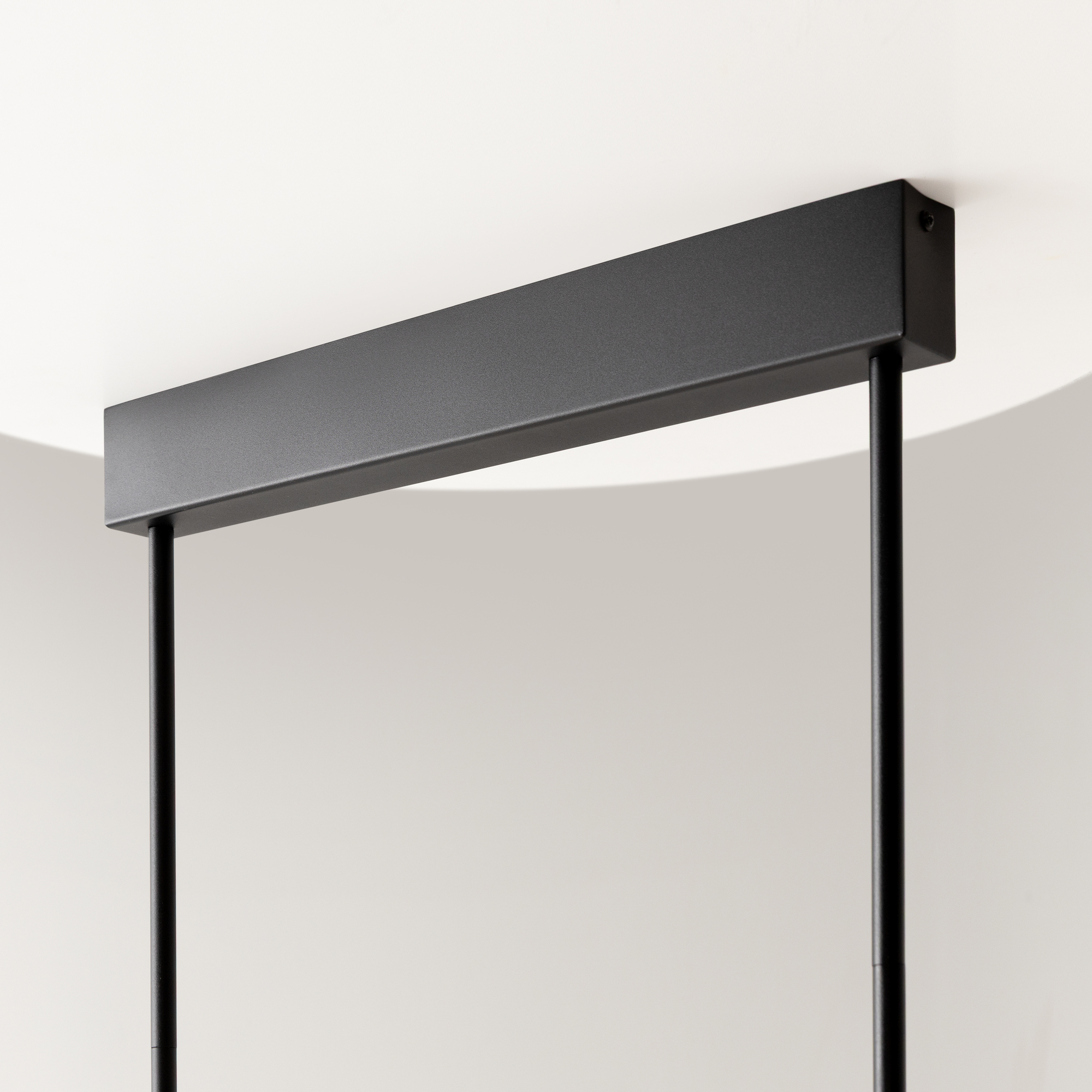 картинка Подвесной светильник Maytoni MOD428PL-L27BK