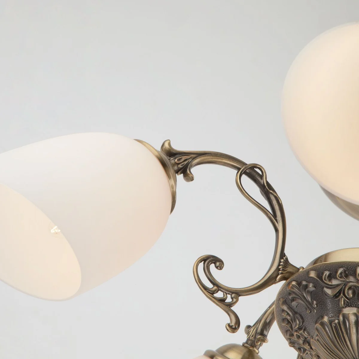 картинка Потолочная люстра со стеклянными плафонами 22010/5 античная бронза