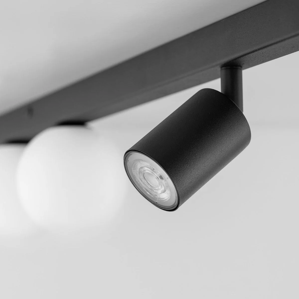 картинка Настенный светильник со стеклянным плафоном 10002 Vox