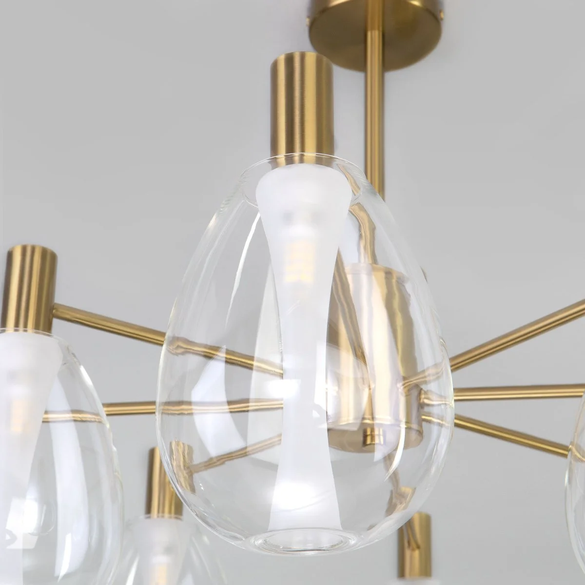 картинка Умный потолочный светильник со стеклянными плафонами 60175/8 латунь Smart