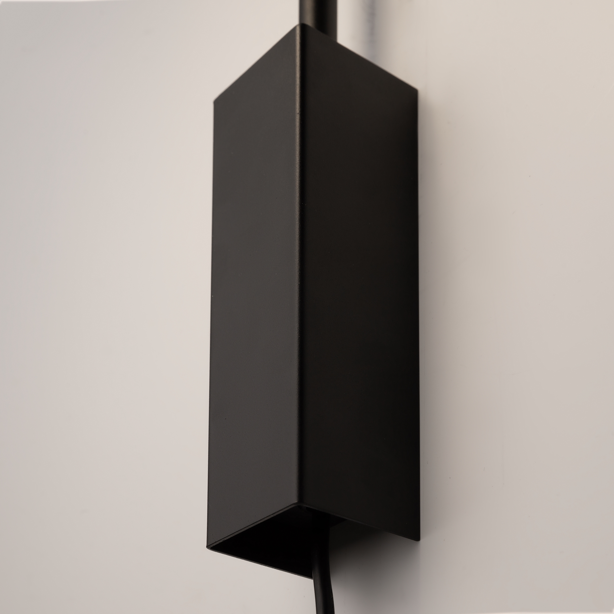 картинка Настенный светильник (бра) Maytoni MOD126WL-01B