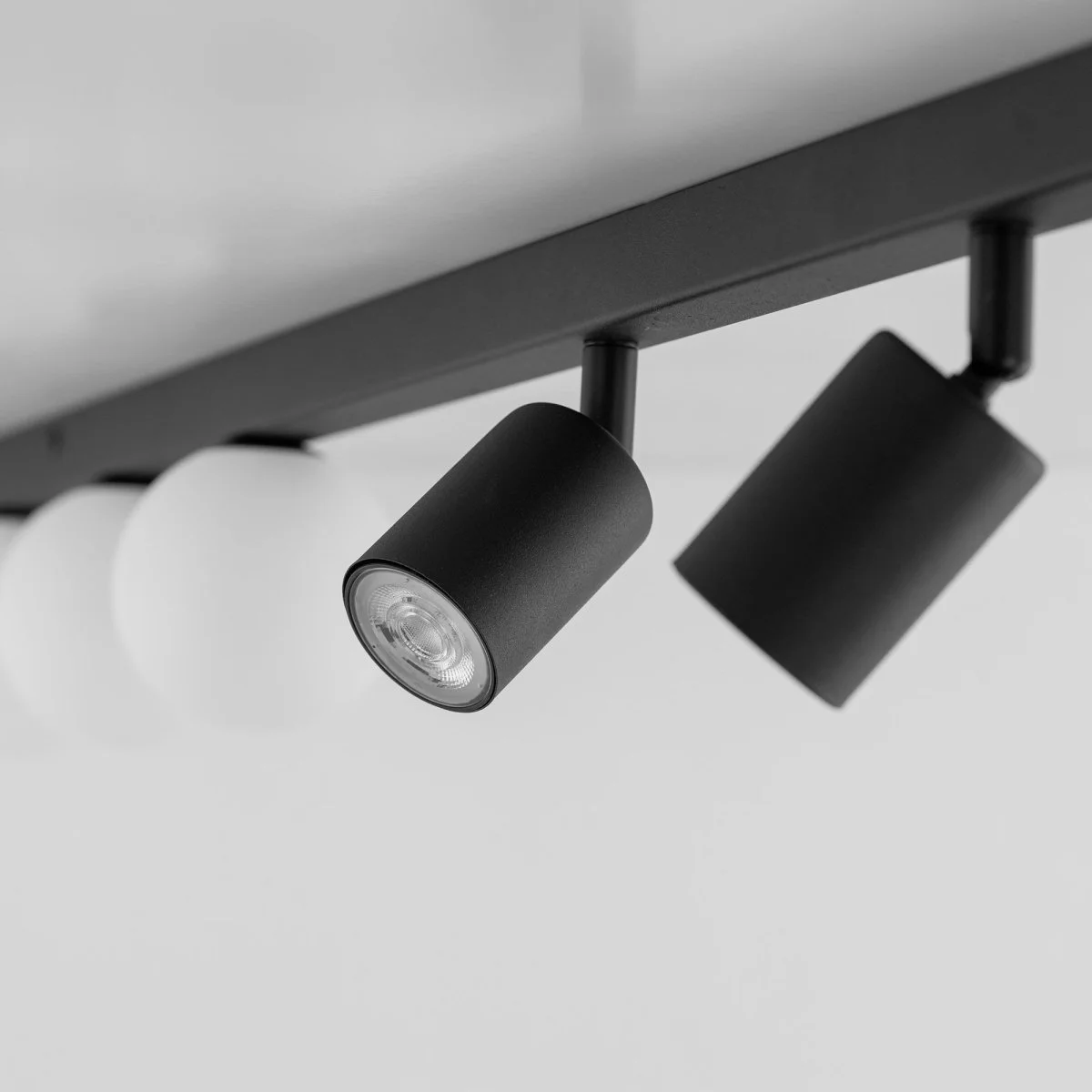 картинка Настенный светильник со стеклянным плафоном 10003 Vox