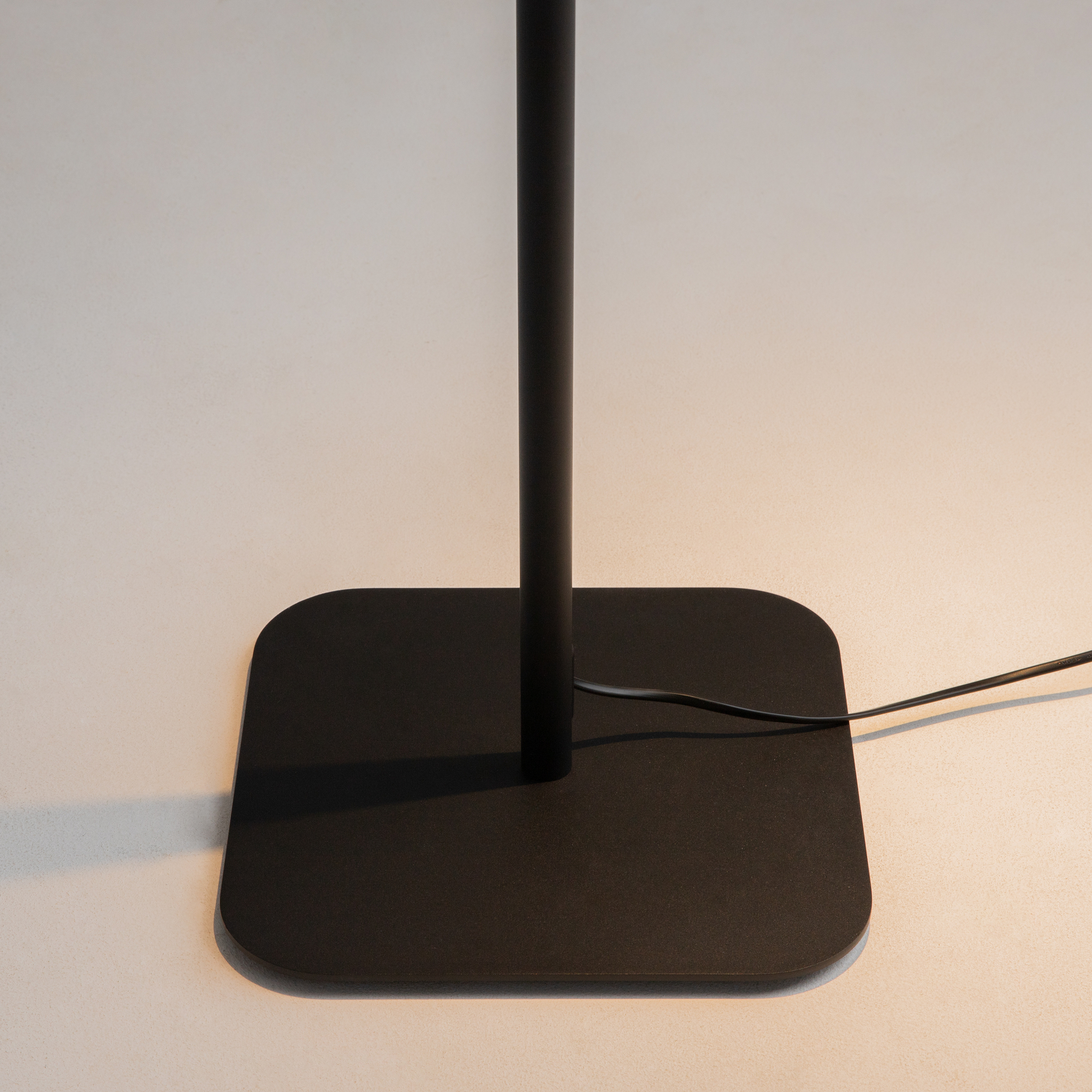 картинка Напольный светильник (торшер) Maytoni Z001FL-L3W-1B