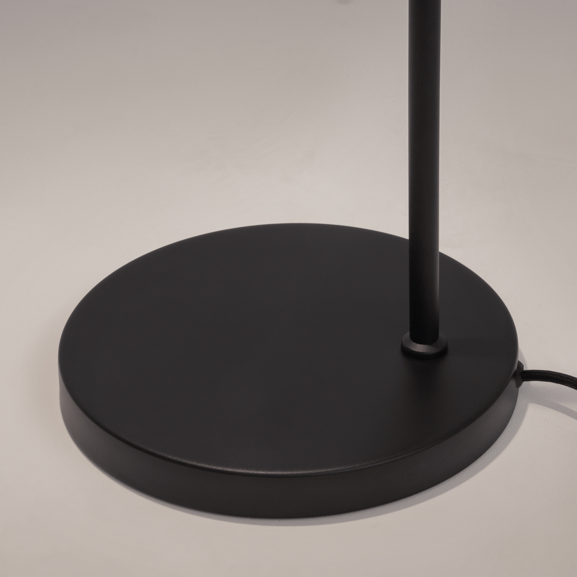 картинка Напольный светильник (торшер) Maytoni MOD129FL-01B