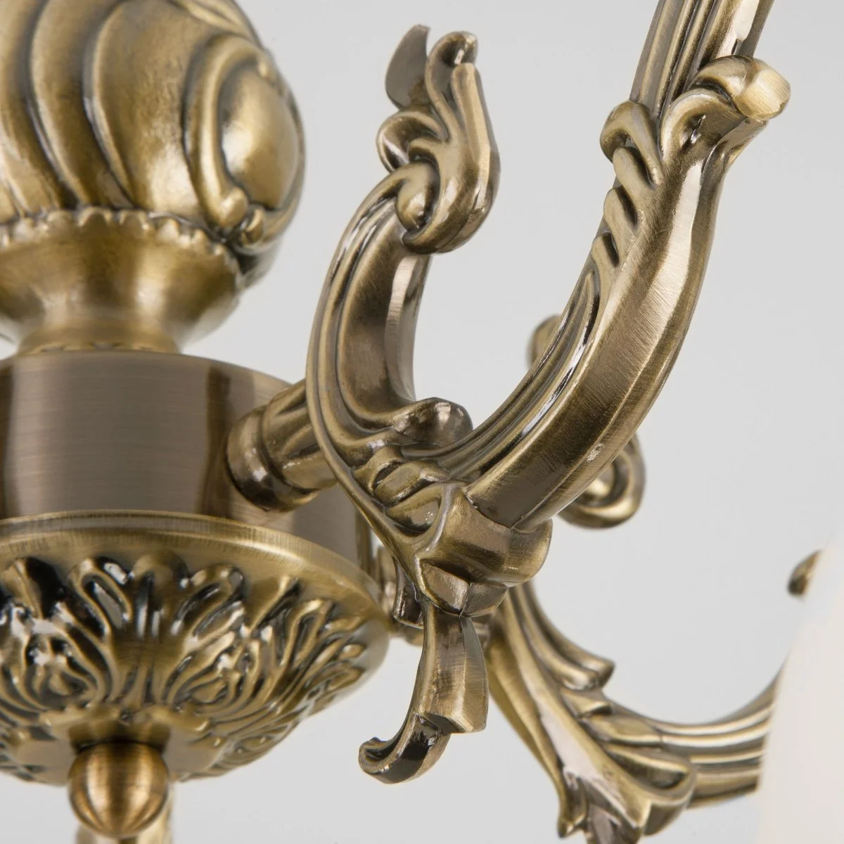 картинка Классическая люстра со стеклянными плафонами 60106/5 античная бронза