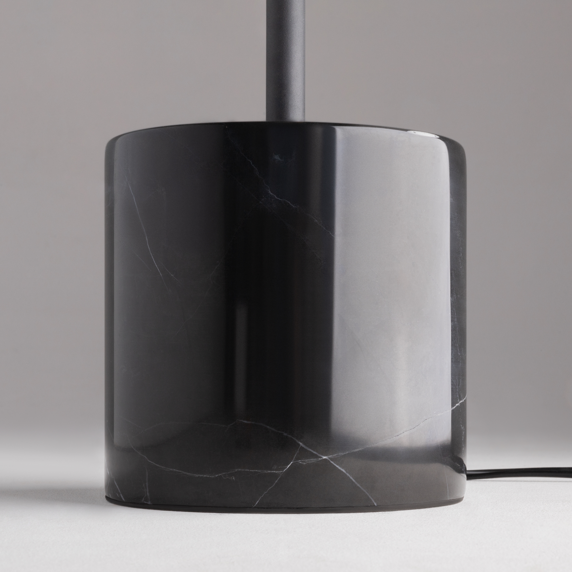 картинка Напольный светильник (торшер) Maytoni MOD230FL-01B