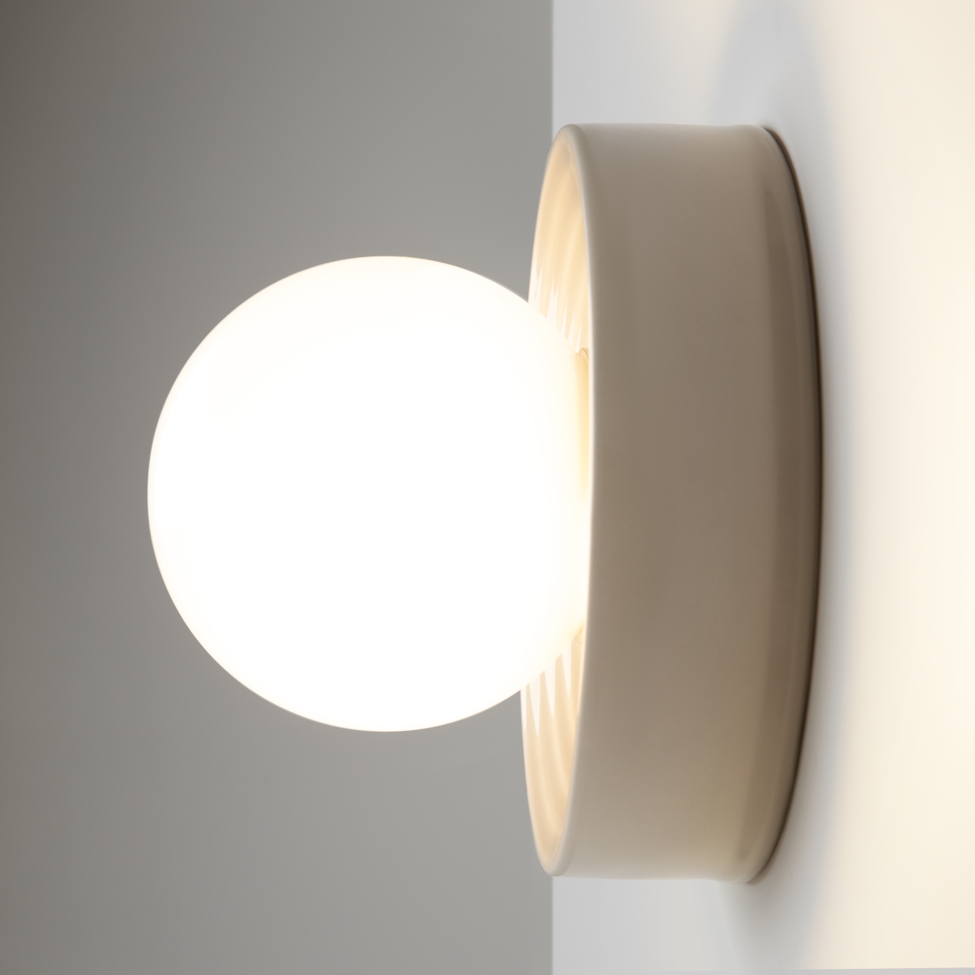 картинка Настенный светильник (бра) Maytoni MOD403WL-01BG1