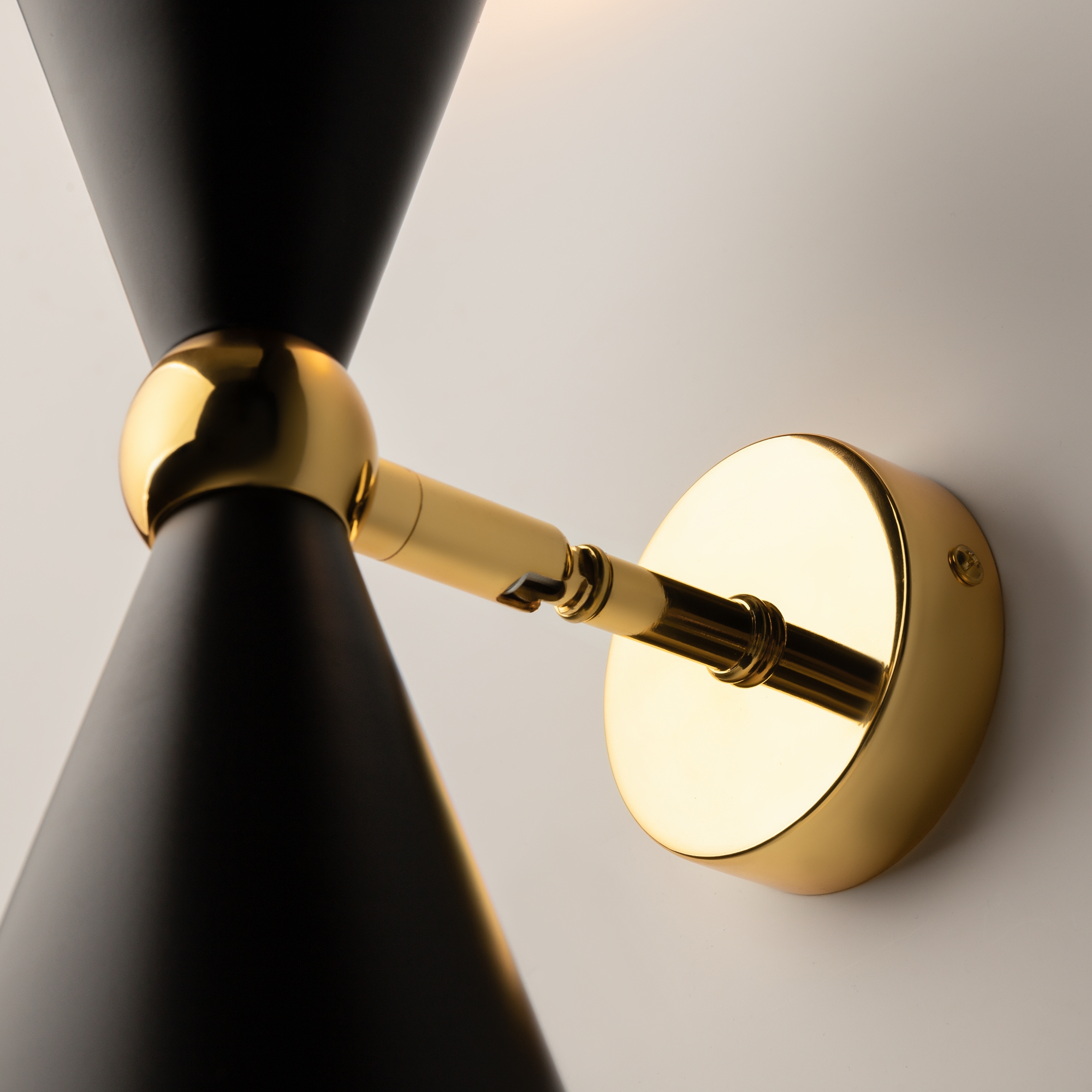 картинка Настенный светильник (бра) Maytoni MOD108WL-02GB