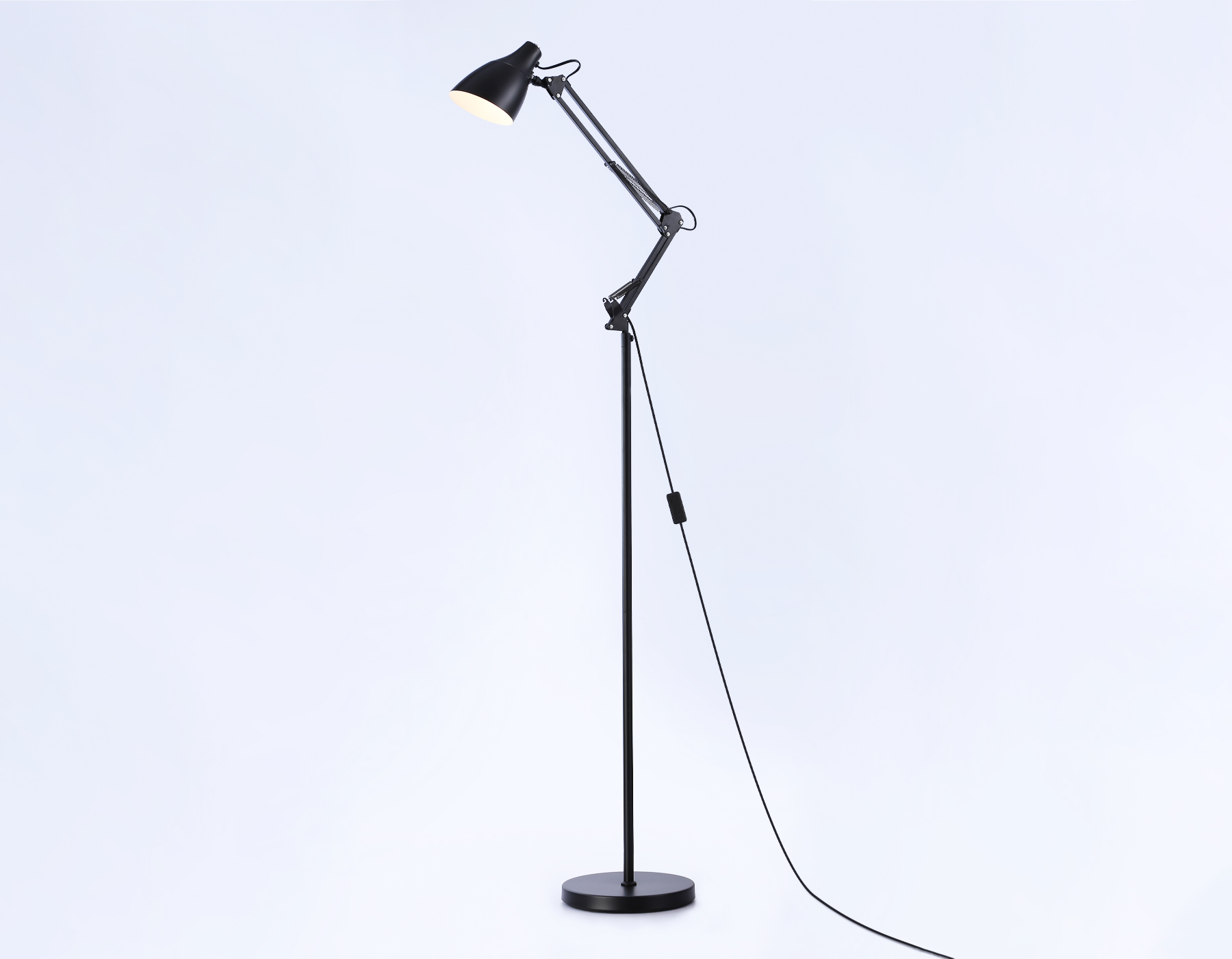 картинка Светильник напольный с выключателем на проводе