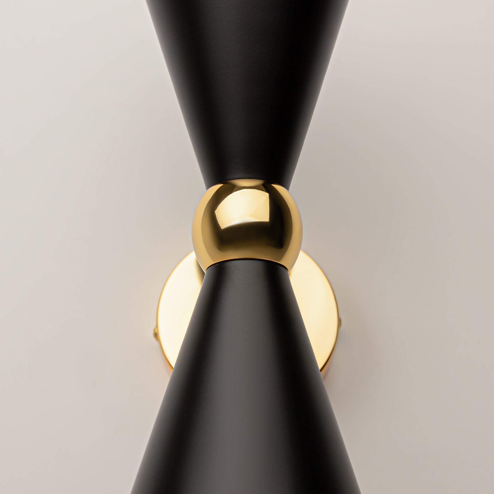 картинка Настенный светильник (бра) Maytoni MOD108WL-02GB