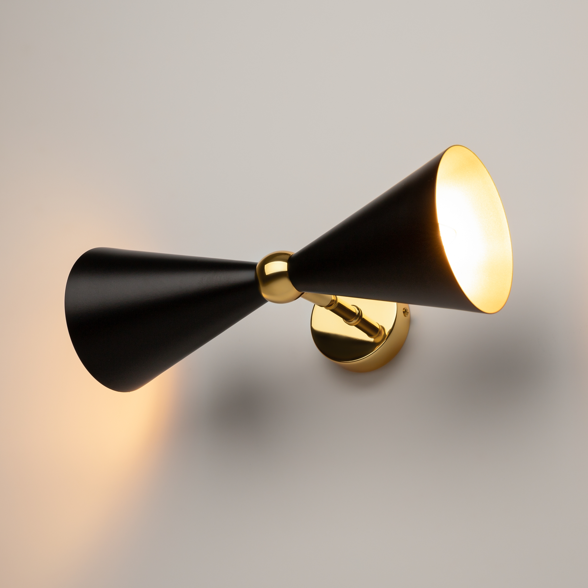 картинка Настенный светильник (бра) Maytoni MOD108WL-02GB