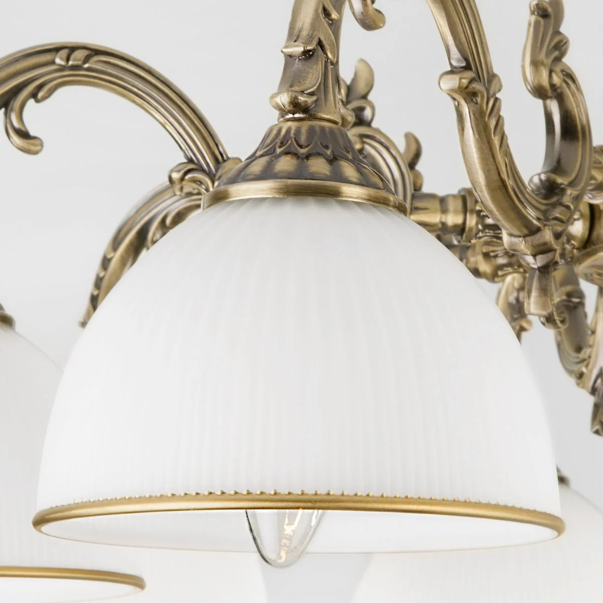 картинка Классическая люстра со стеклянными плафонами 60106/5 античная бронза