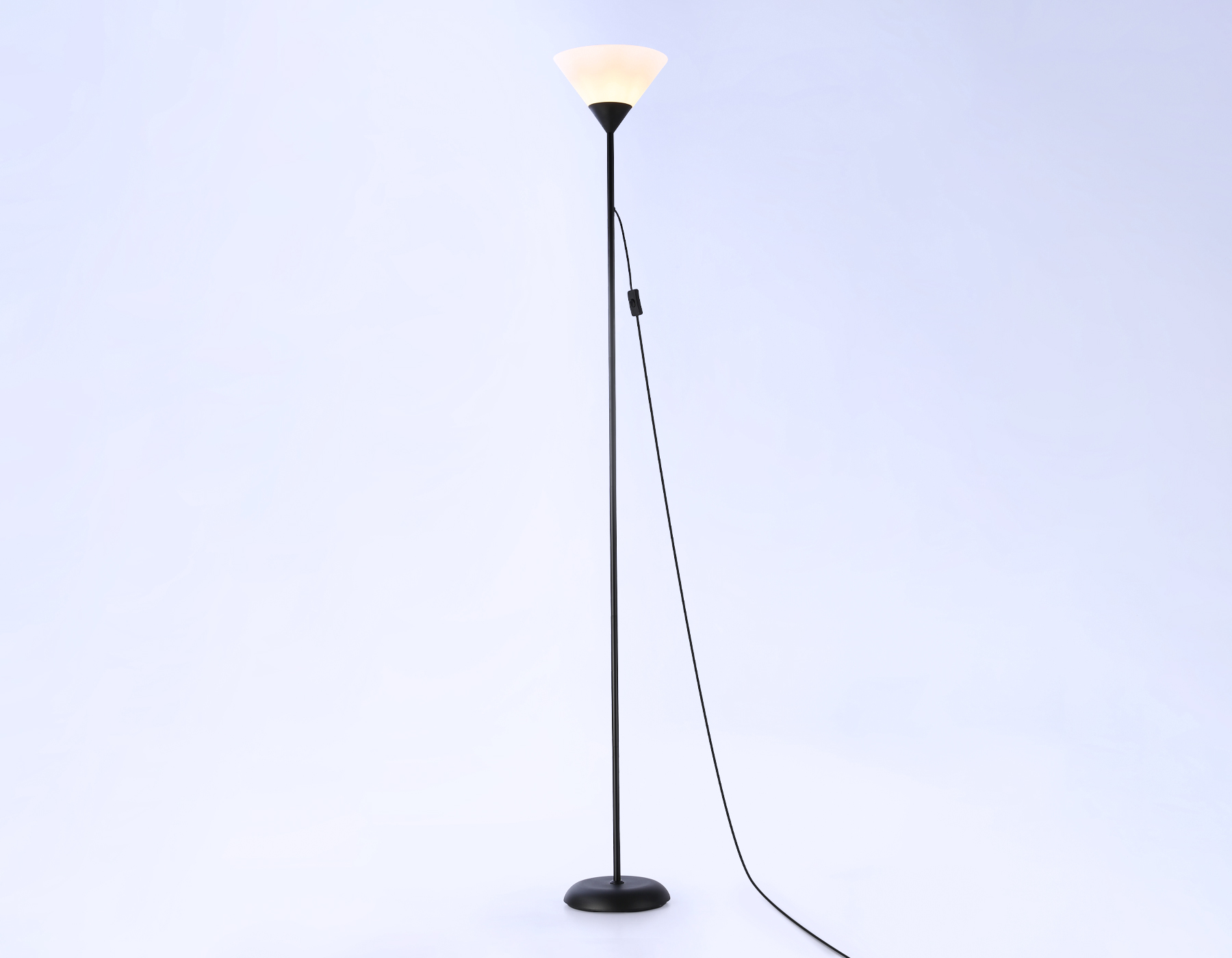 картинка Светильник напольный с выключателем на проводе