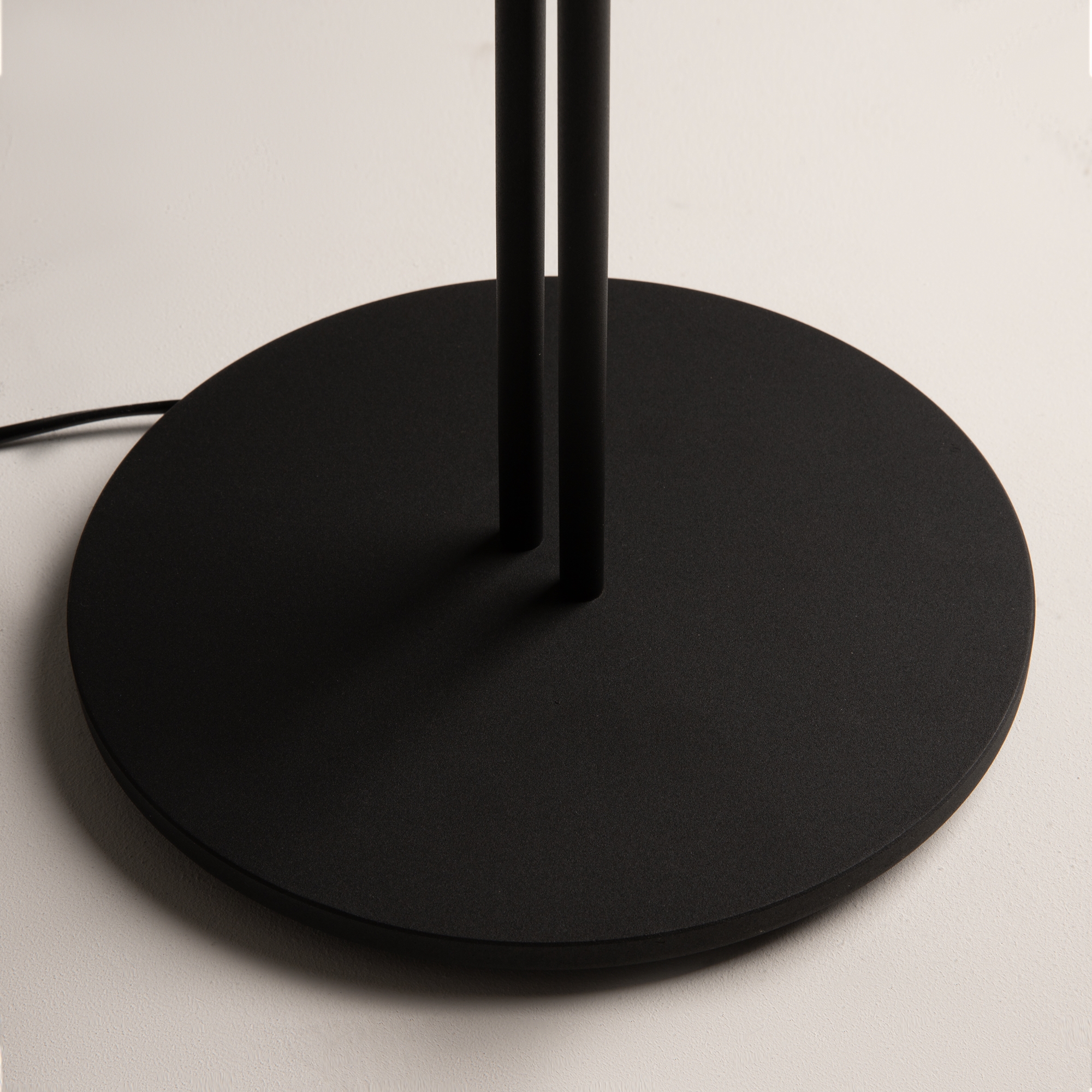 картинка Напольный светильник (торшер) Maytoni MOD152FL-L1BK