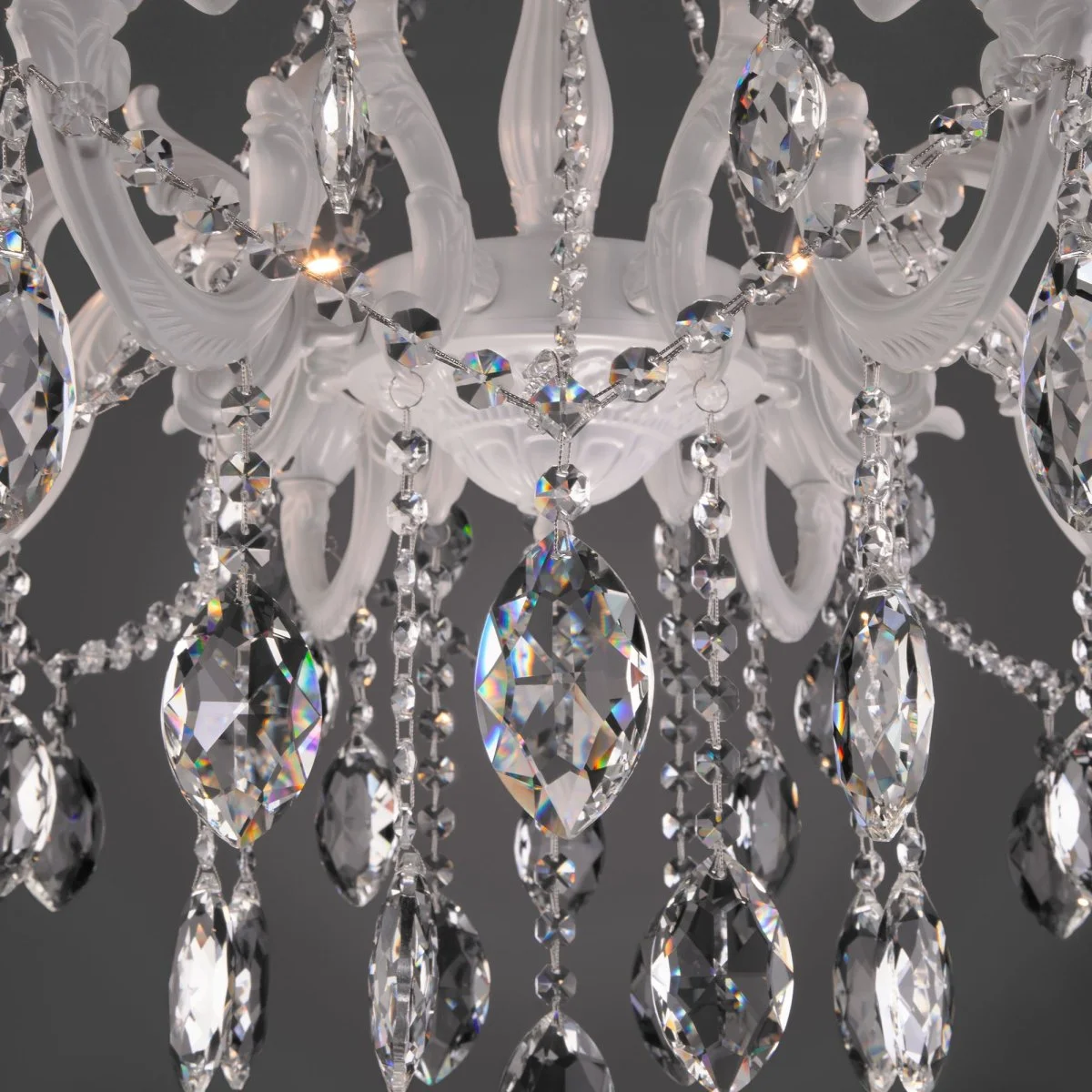 картинка Подвесная люстра с хрусталем 10108/8 белый/прозрачный хрусталь Strotskis