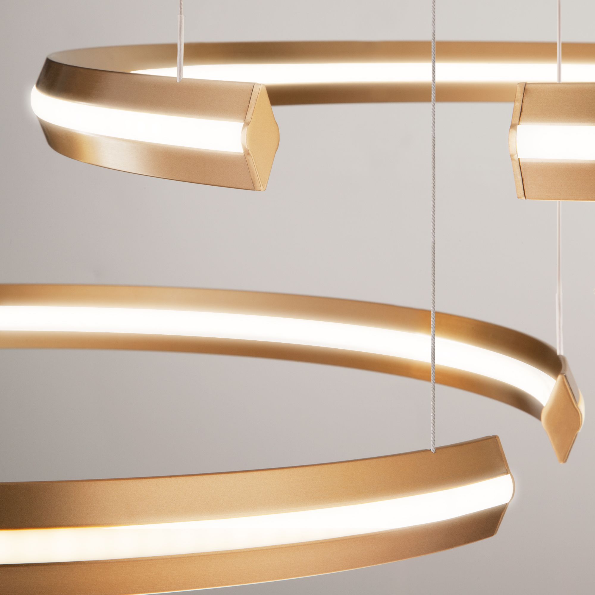 картинка Подвесной светодиодный светильник с пультом управления 90180/3 золото