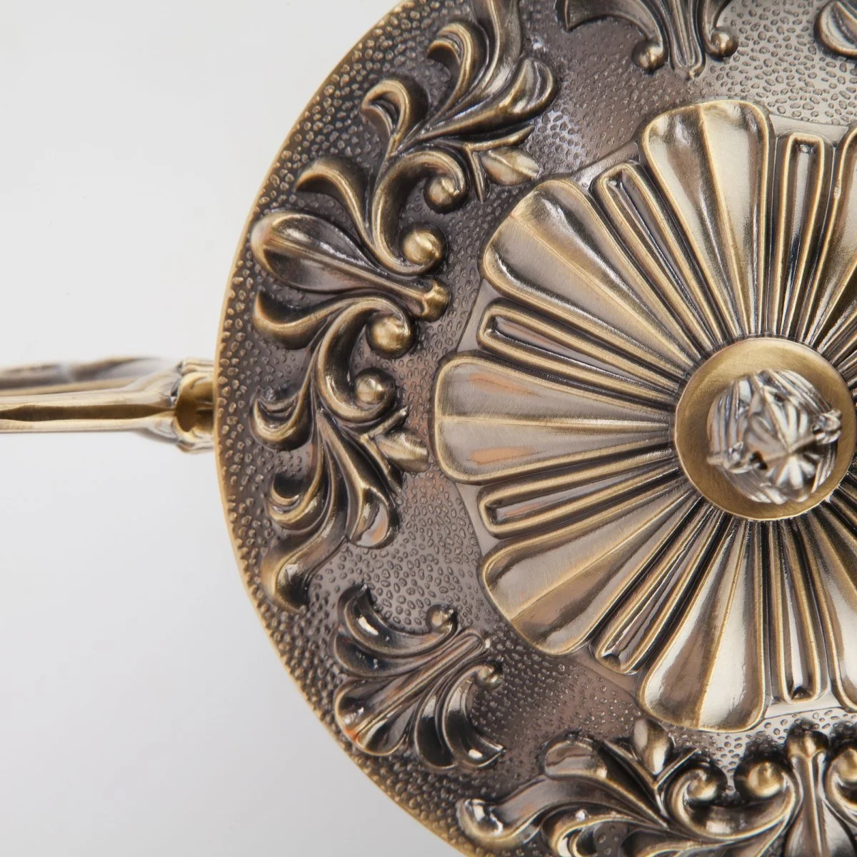 картинка Потолочная люстра со стеклянными плафонами 22010/5 античная бронза